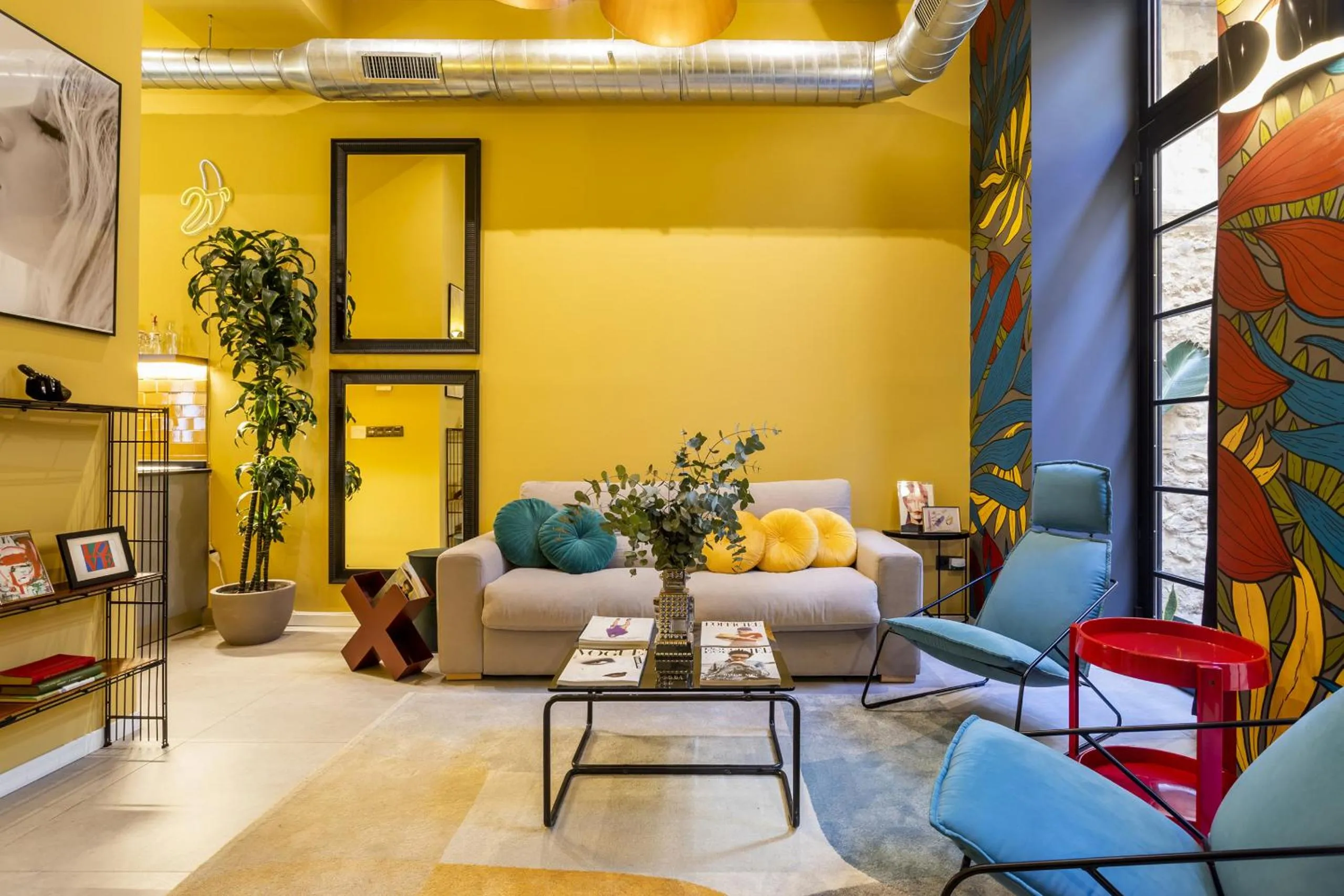 Communal lounge/ TV room in AmazINN Collection Valencia Centro EVI