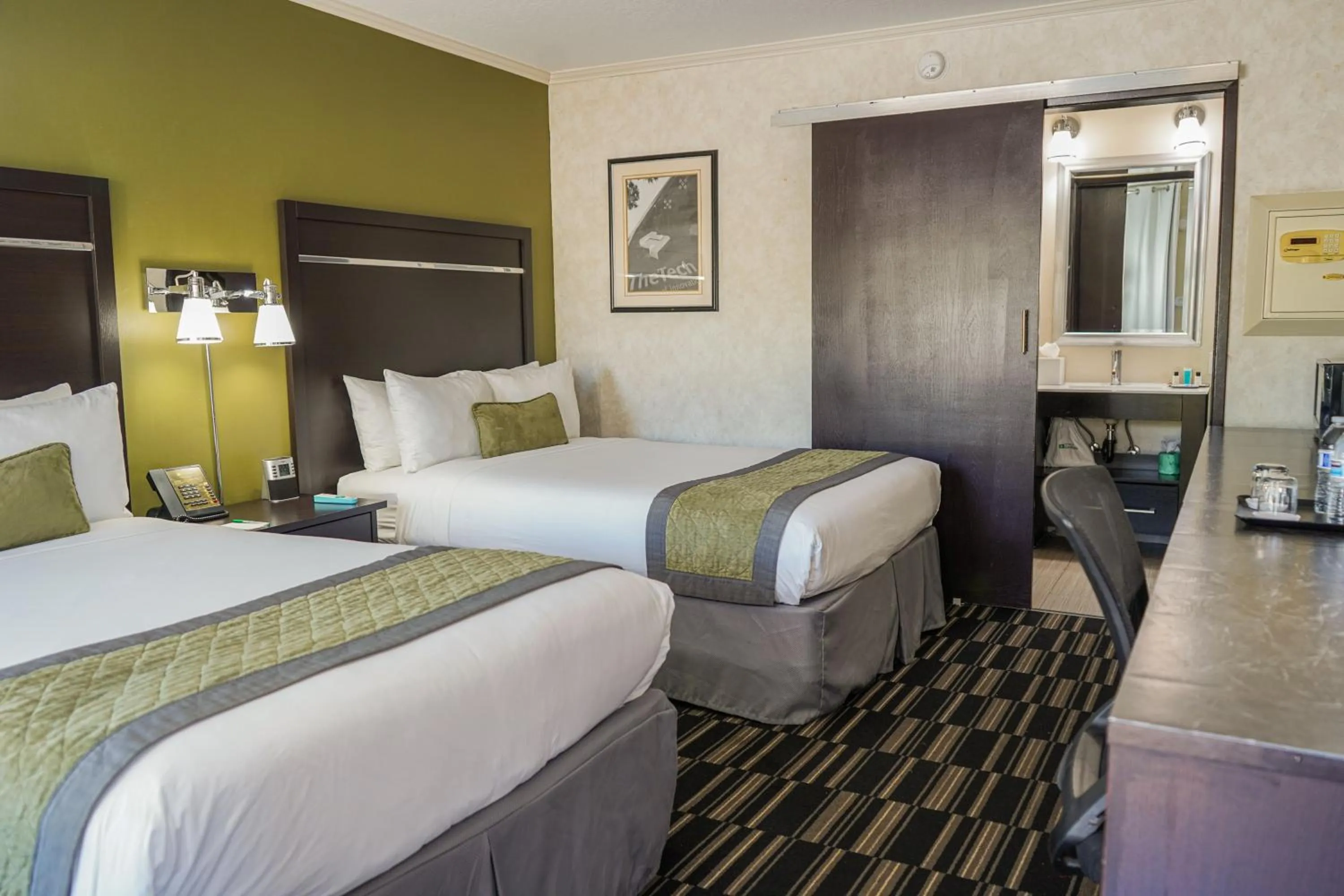 Bed in Uptown Oasis San Jose Airport & Silicon Valley