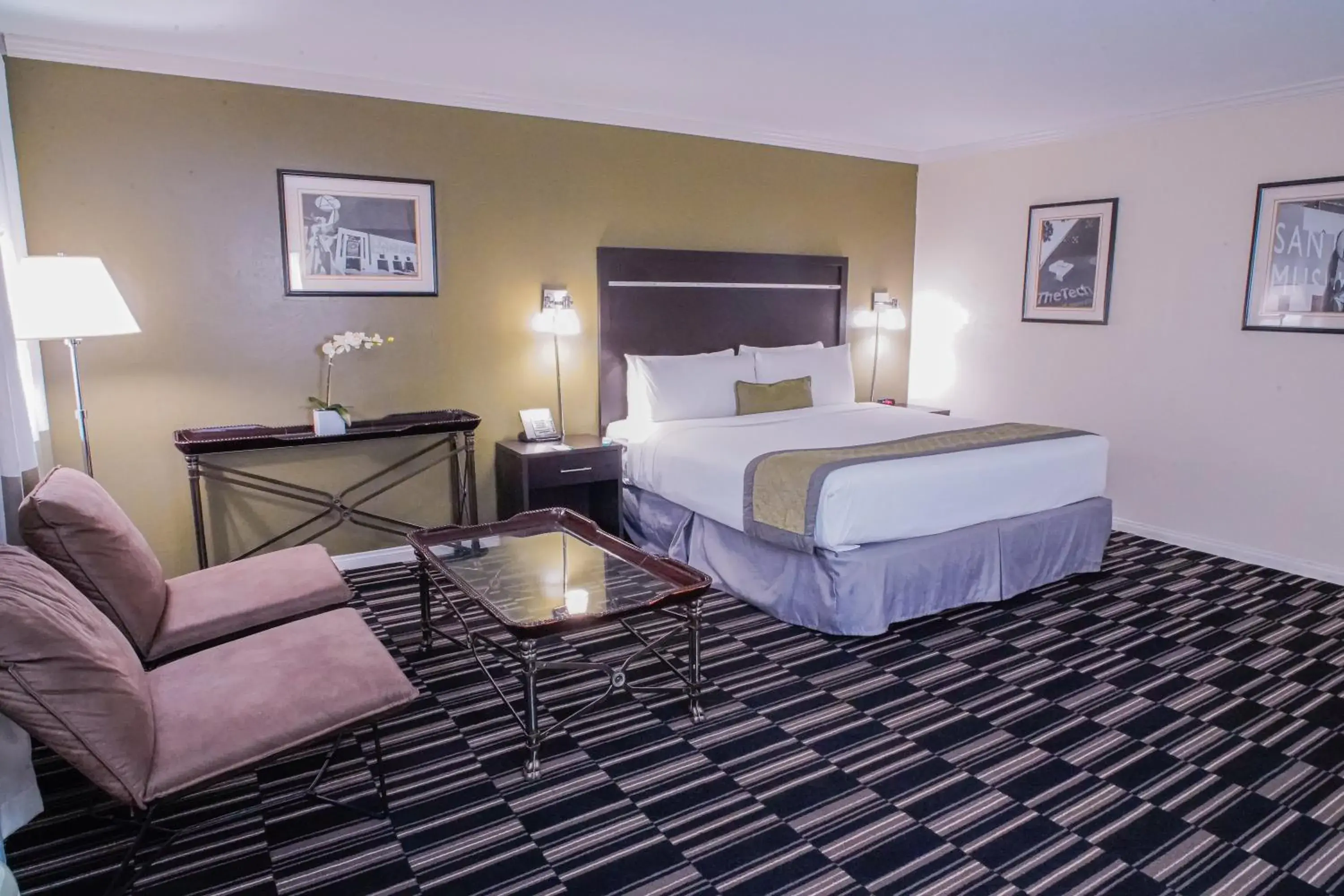 Seating area, Bed in Uptown Oasis San Jose Airport & Silicon Valley Seating area, Bed in Uptown Oasis San Jose Airport & Silicon Valley