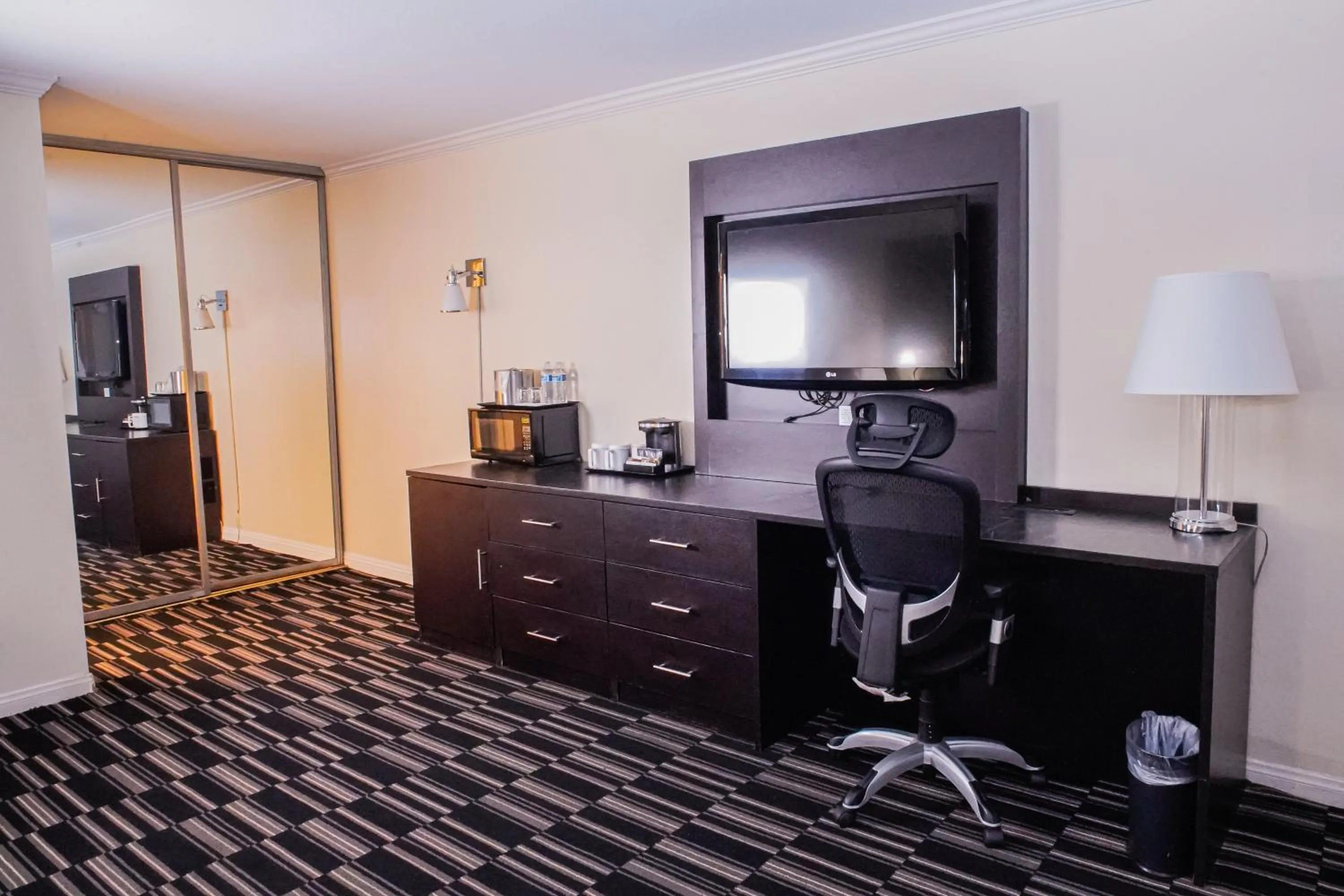 TV and multimedia in Uptown Oasis San Jose Airport & Silicon Valley