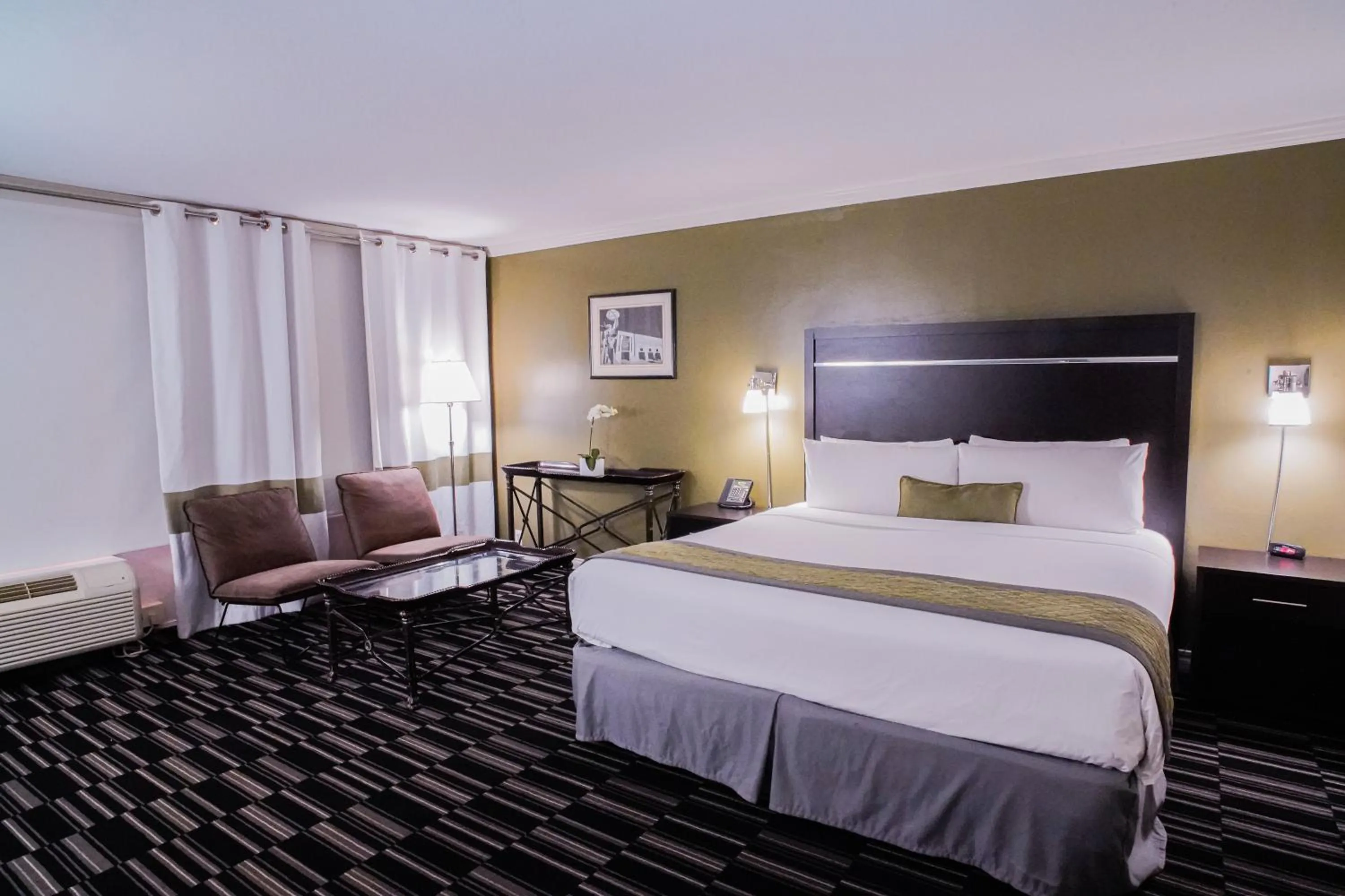 Bed in Uptown Oasis San Jose Airport & Silicon Valley