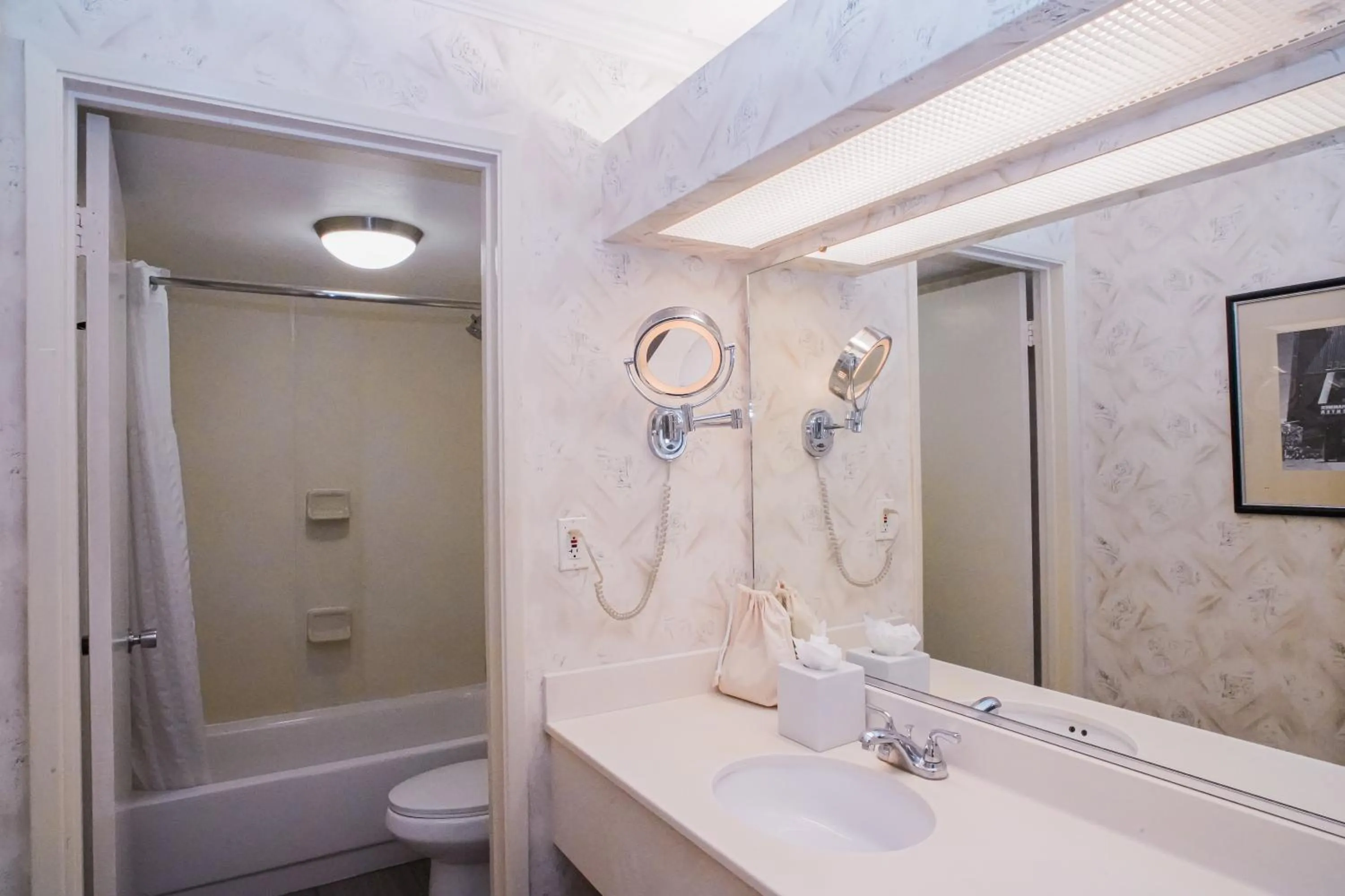 Shower in Uptown Oasis San Jose Airport & Silicon Valley