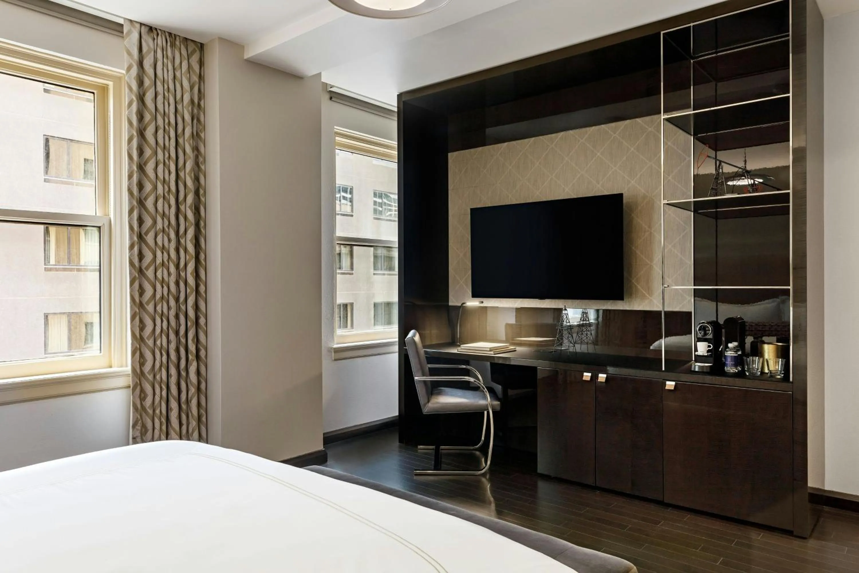 Photo of the whole room, Bed in The Sinclair, Autograph Collection