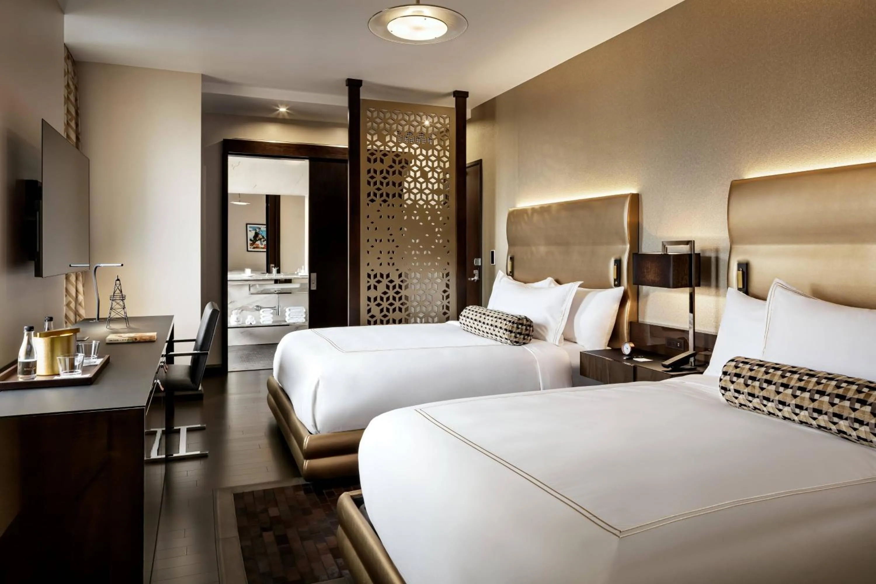 Photo of the whole room, Bed in The Sinclair, Autograph Collection