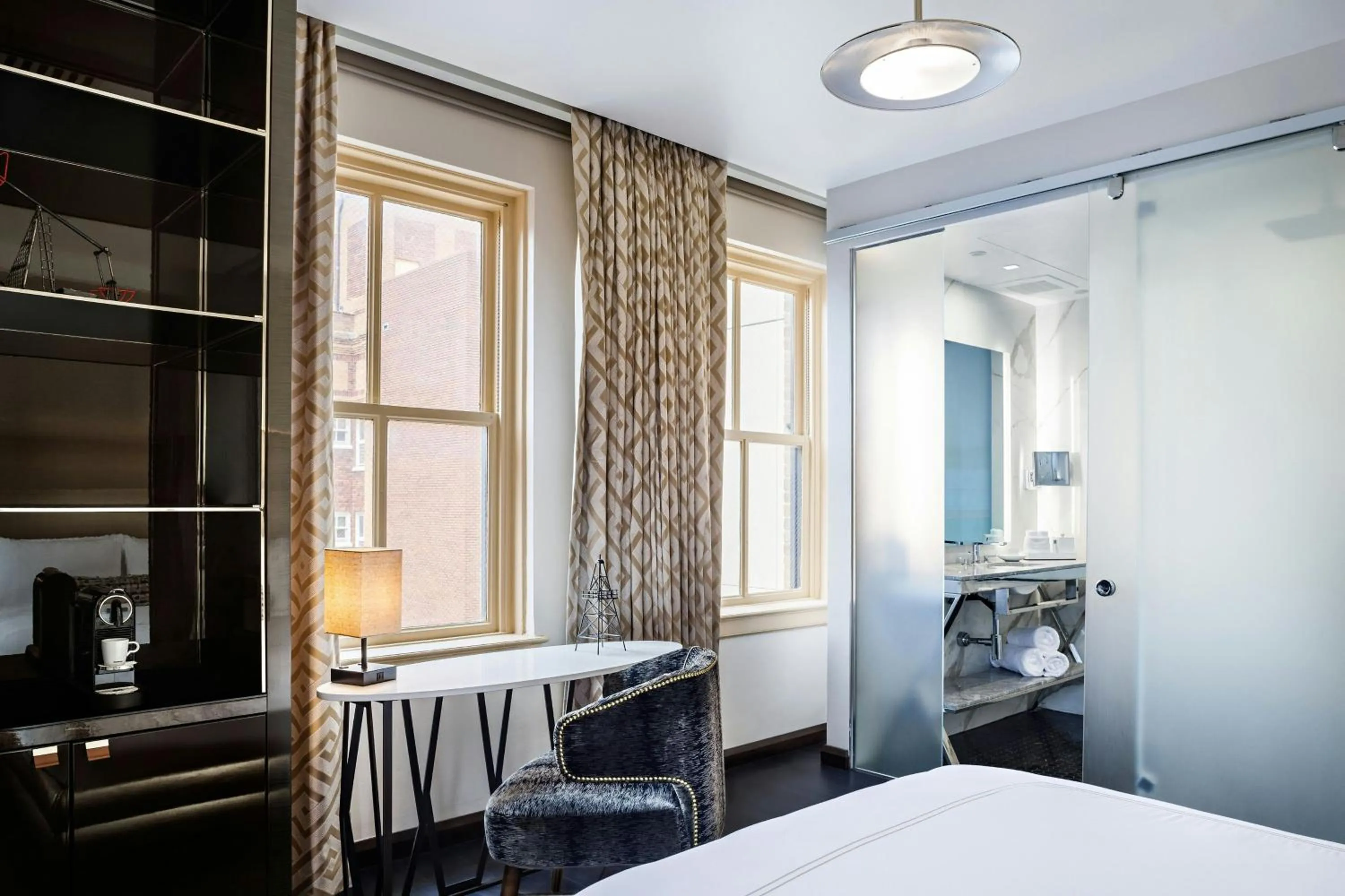 Photo of the whole room, Bed in The Sinclair, Autograph Collection