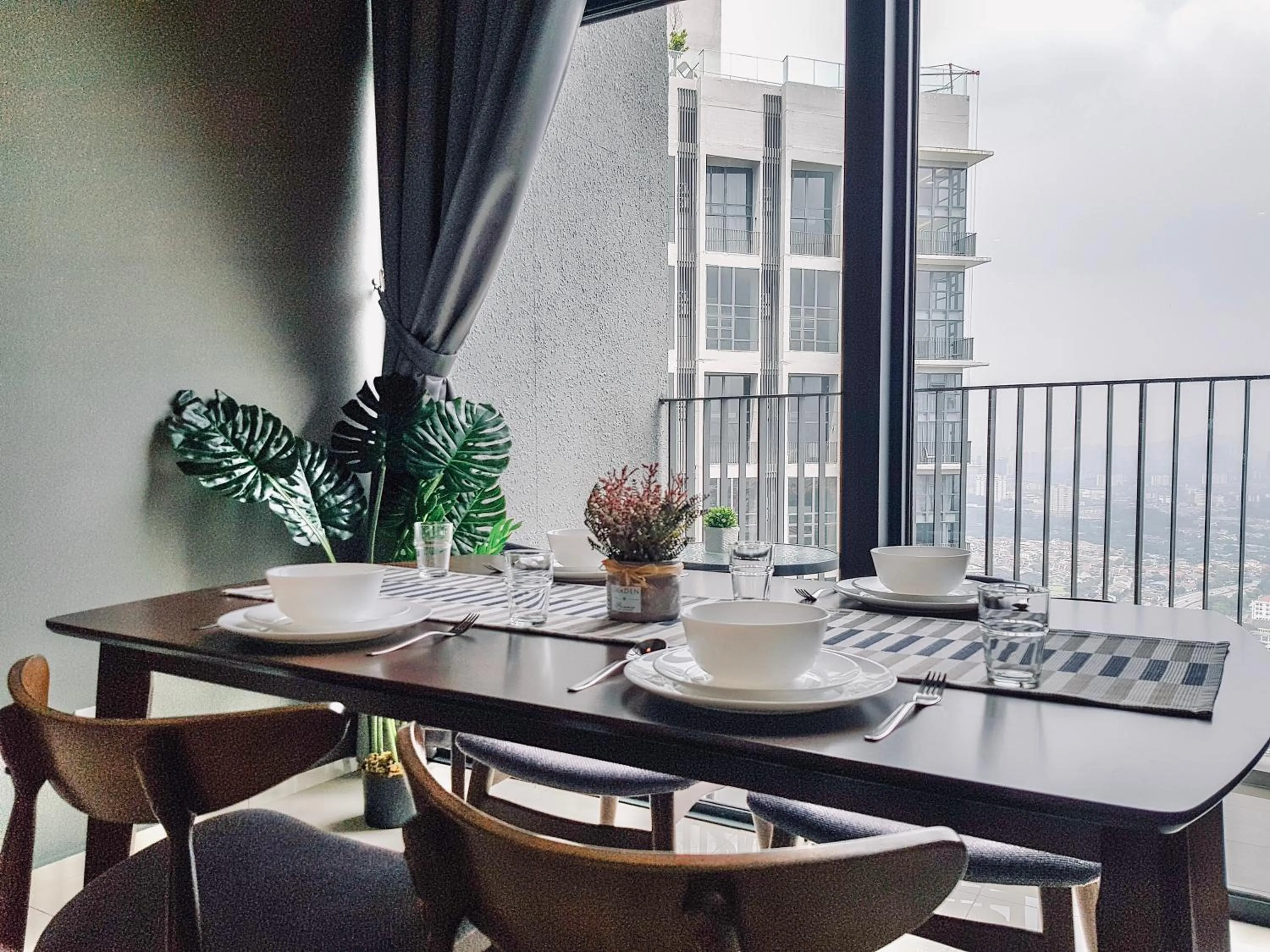 Dining area in Ekocheras Suite by MOKA at CHERAS