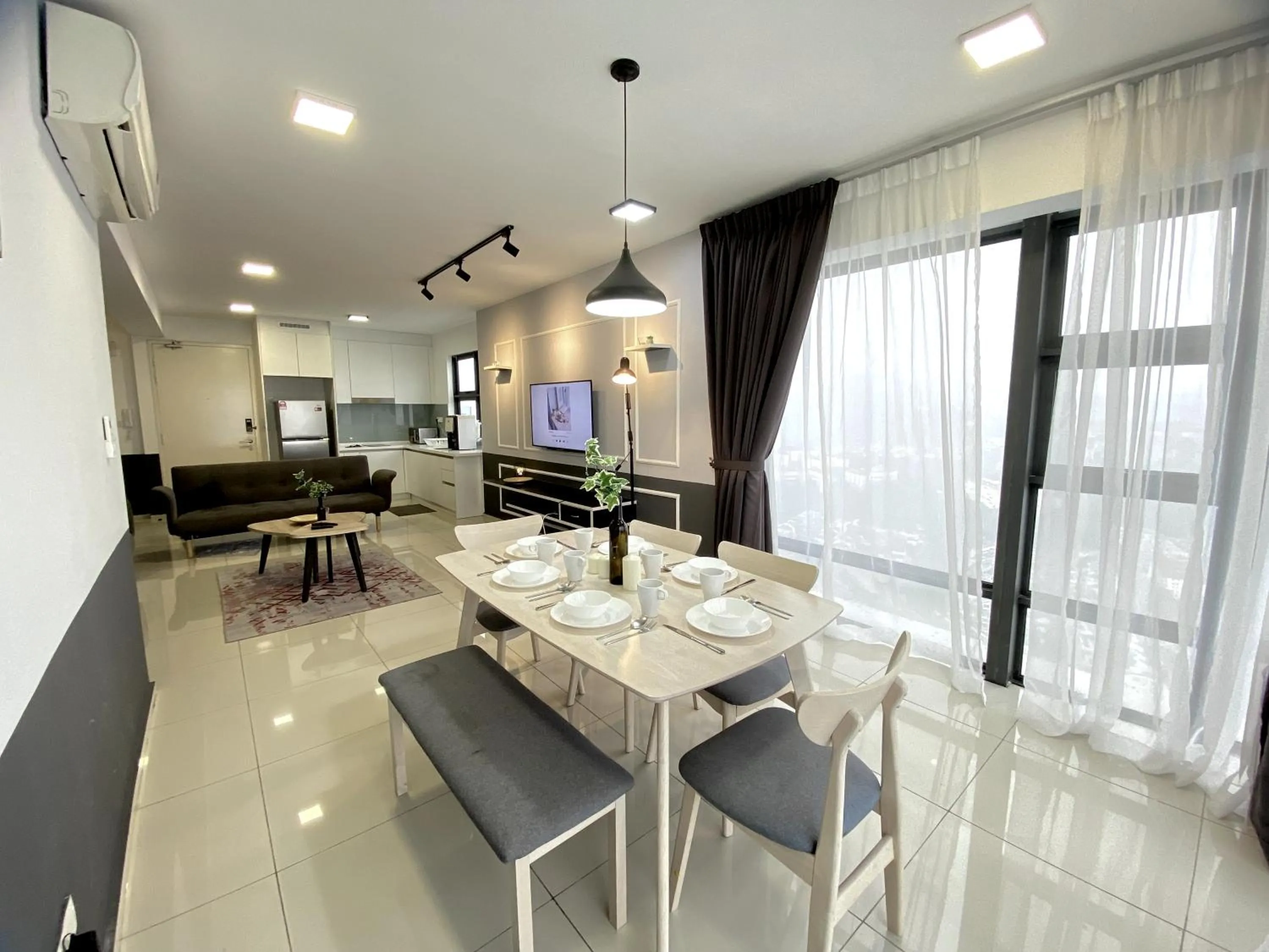 Dining area in Ekocheras Suite by MOKA at CHERAS
