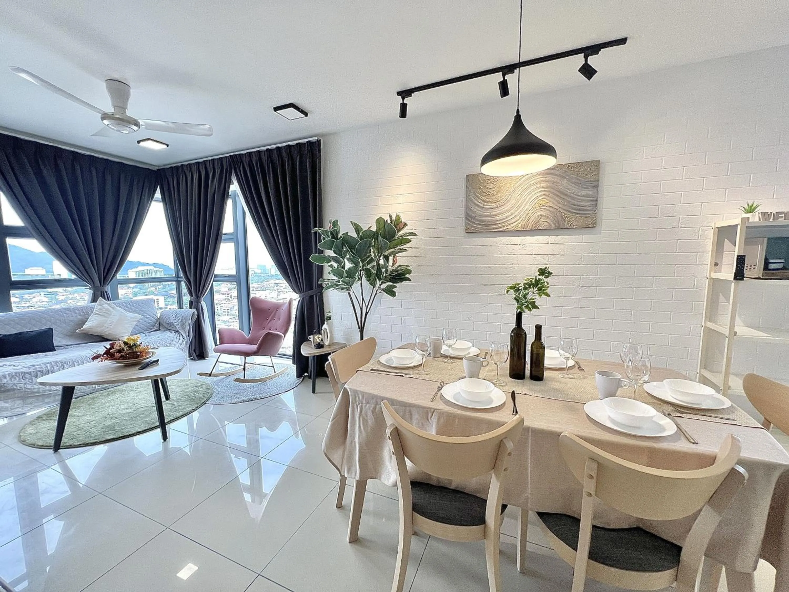 Dining area in Ekocheras Suite by MOKA at CHERAS