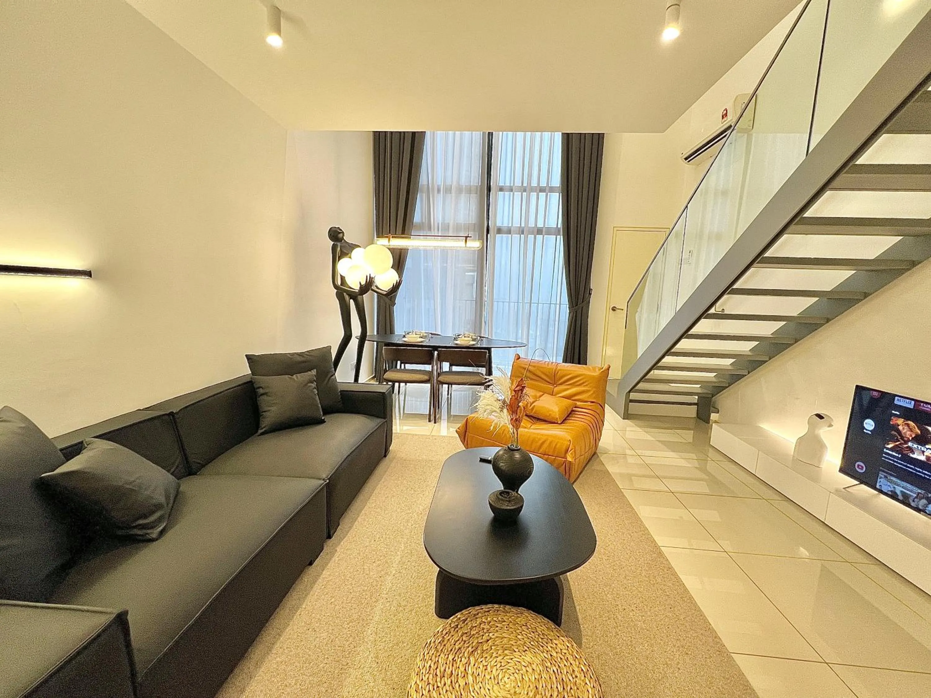 Living room in Ekocheras Suite by MOKA at CHERAS