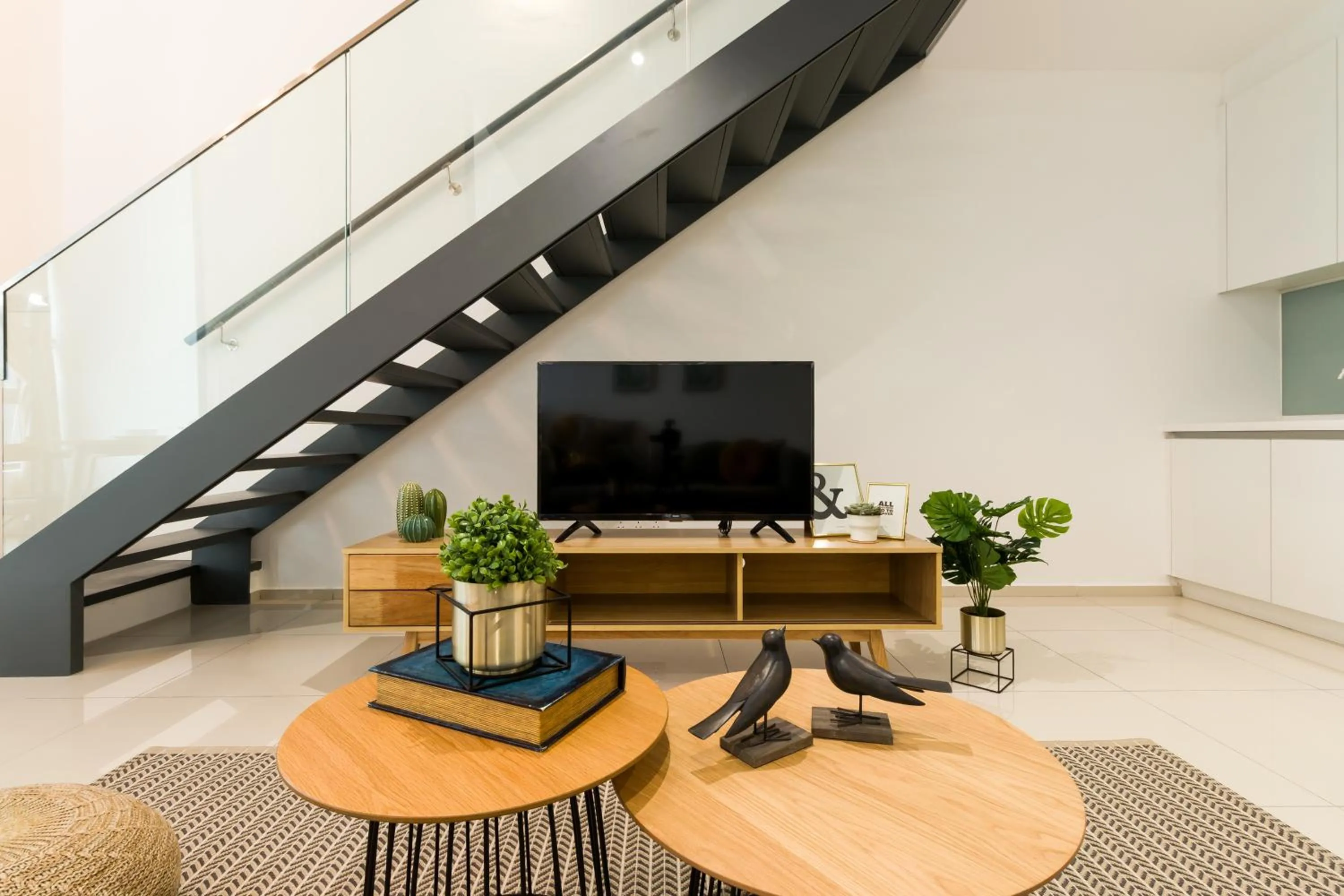 Living room in Ekocheras Suite by MOKA at CHERAS