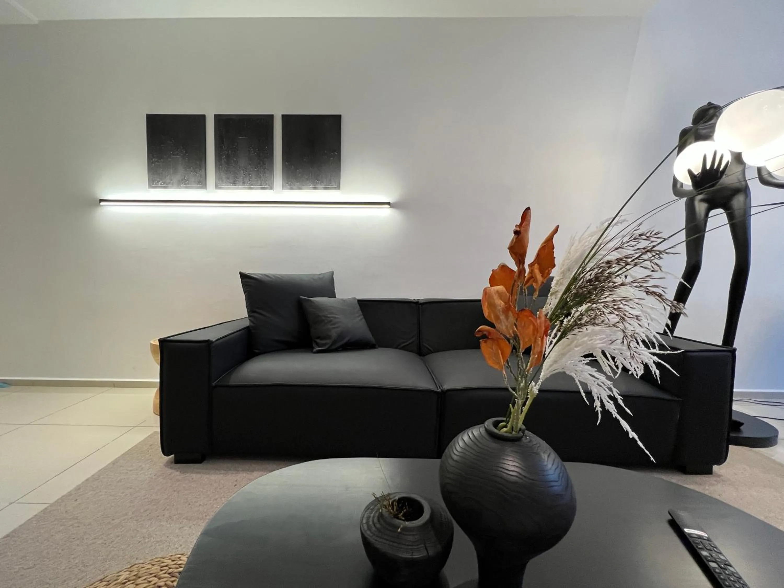 Living room in Ekocheras Suite by MOKA at CHERAS