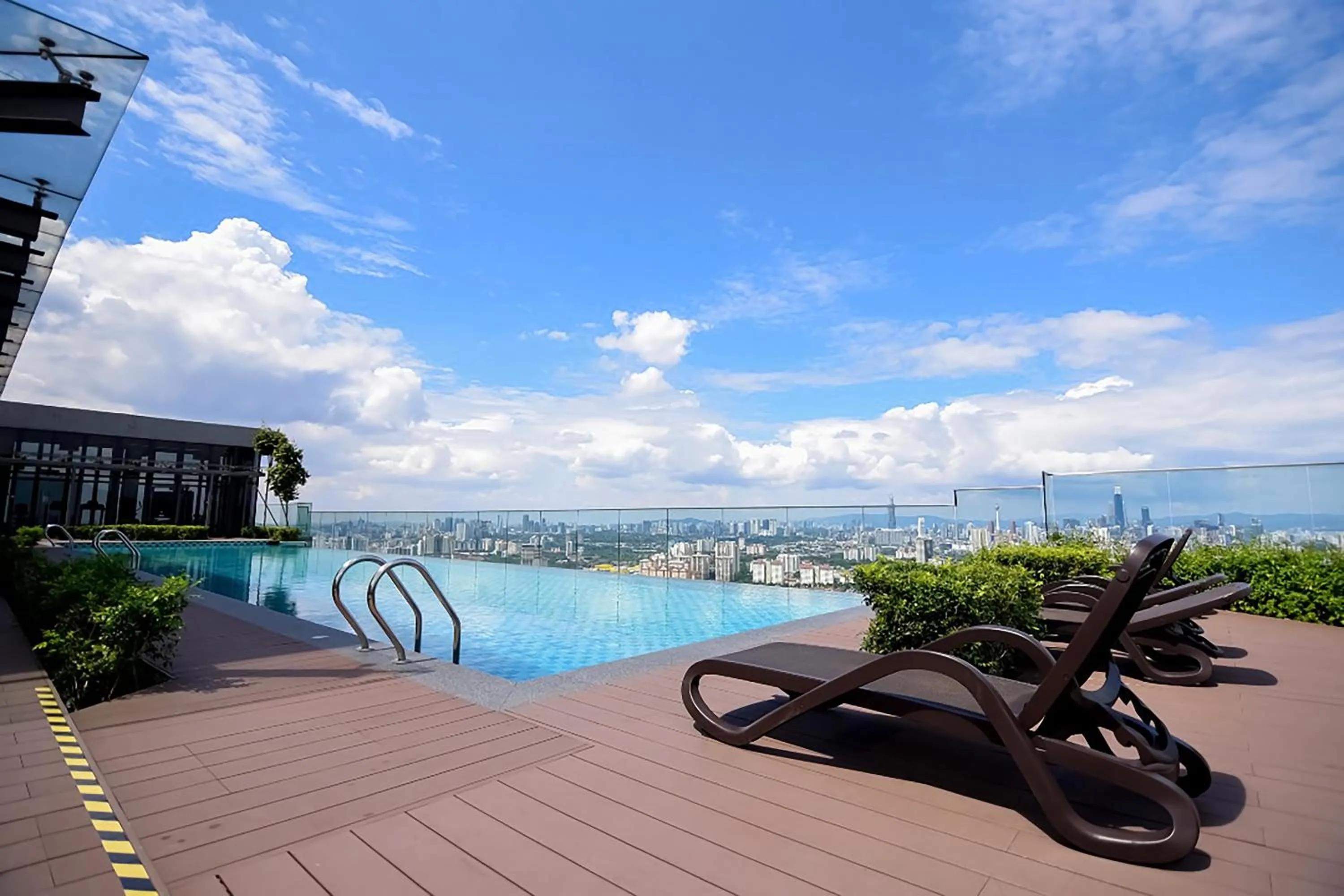 Swimming pool in Ekocheras Suite by MOKA at CHERAS