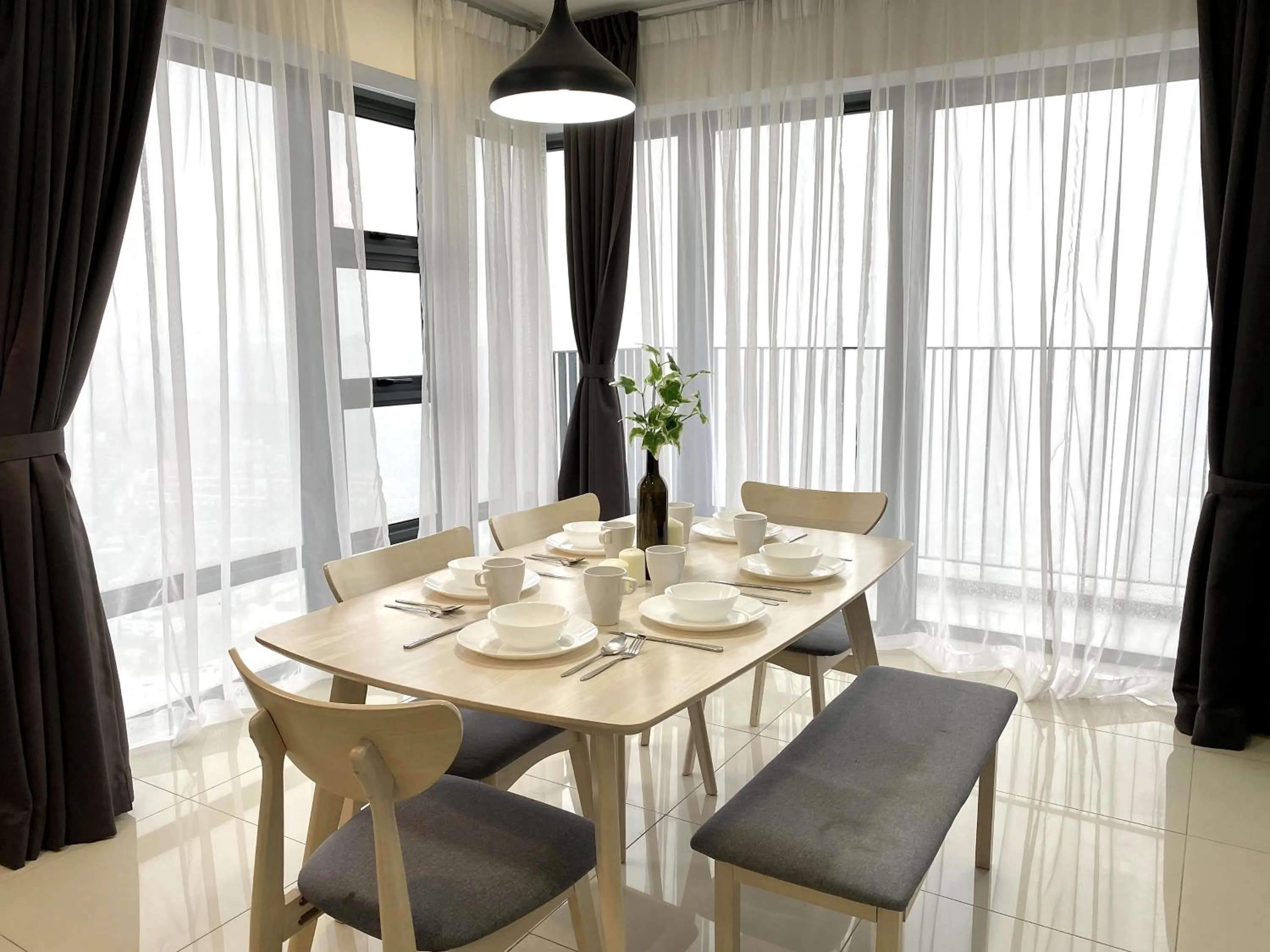 Dining area in Ekocheras Suite by MOKA at CHERAS