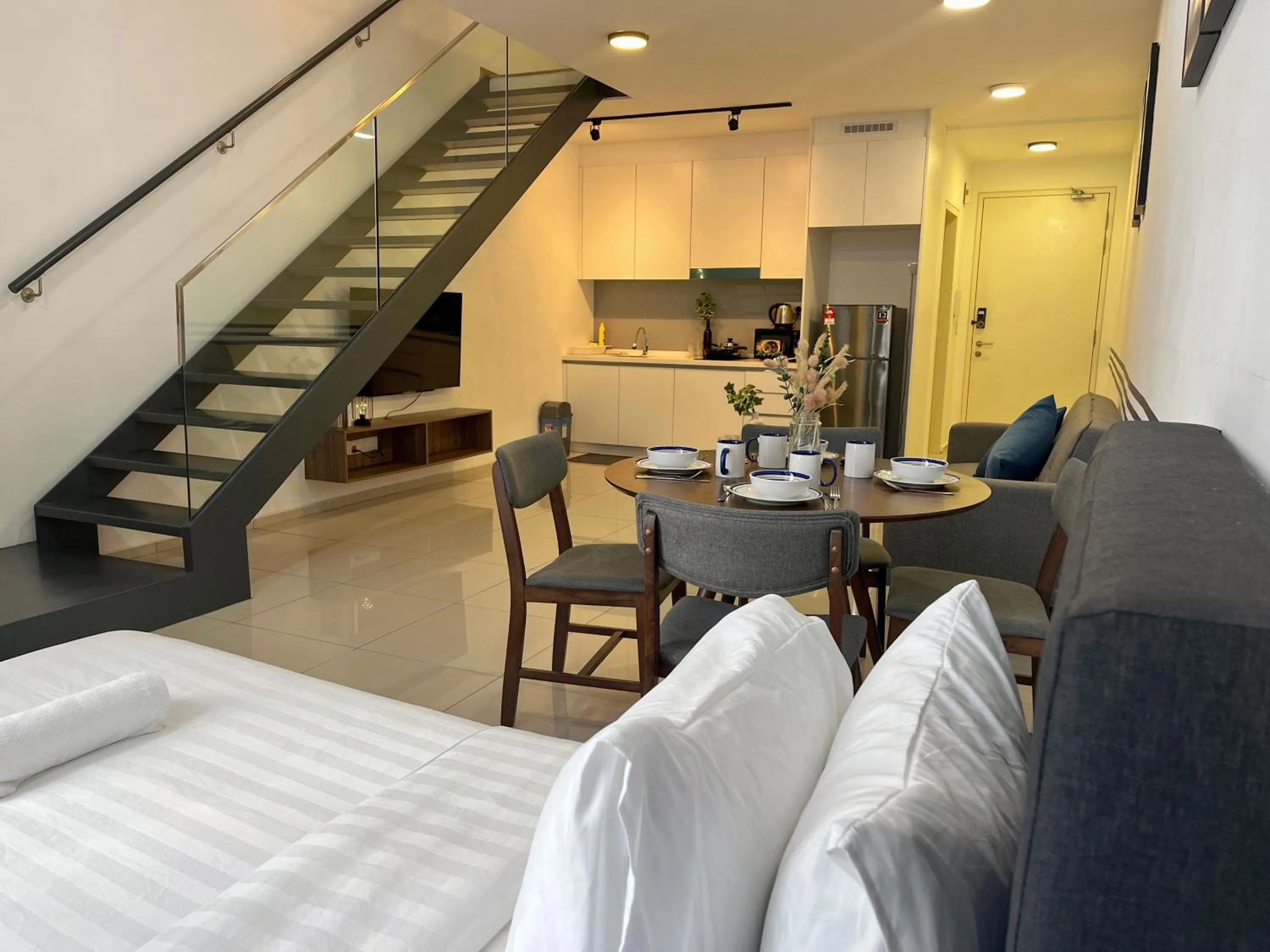 Living room in Ekocheras Suite by MOKA at CHERAS