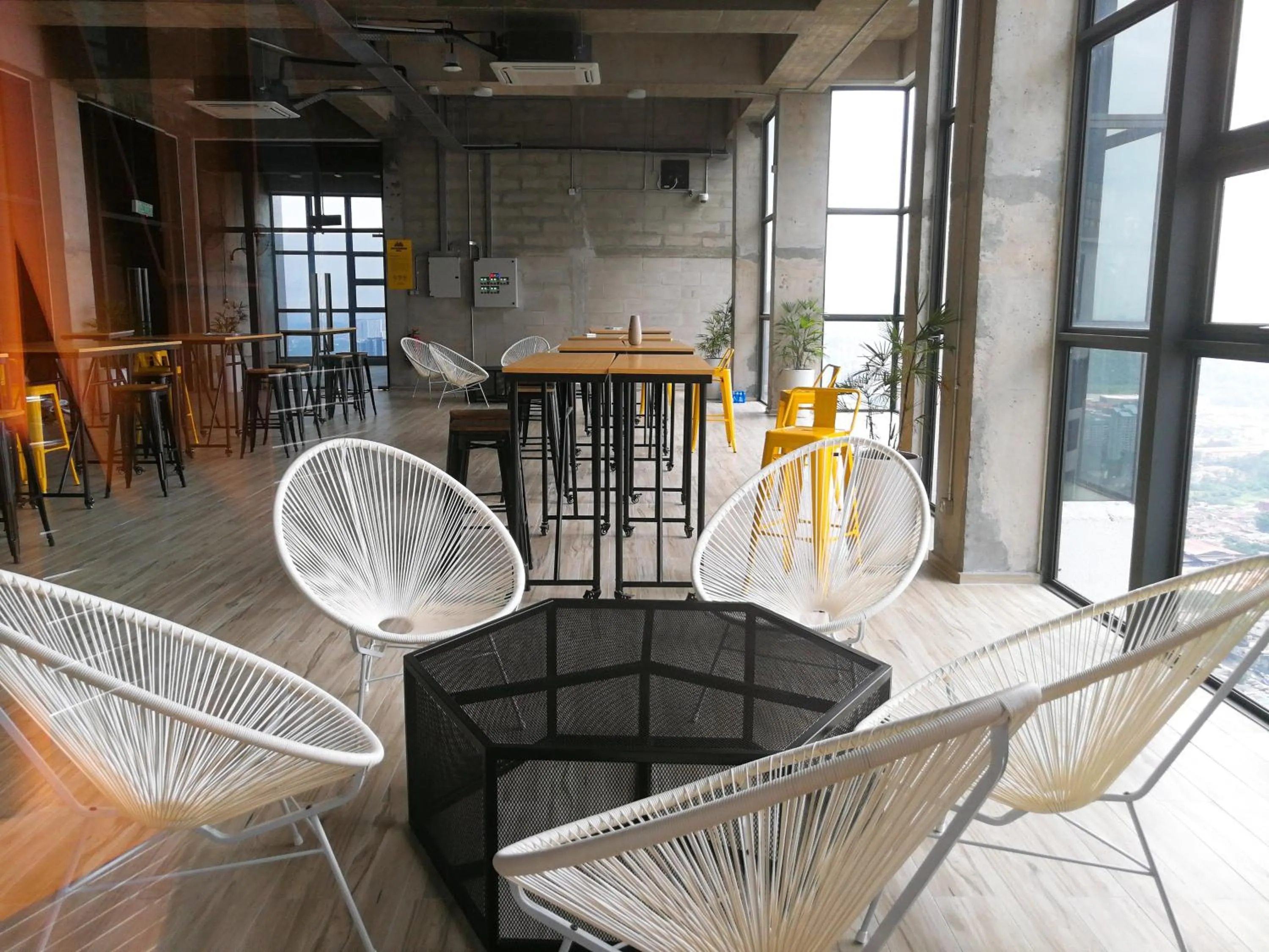 Meeting/conference room in Ekocheras Suite by MOKA at CHERAS