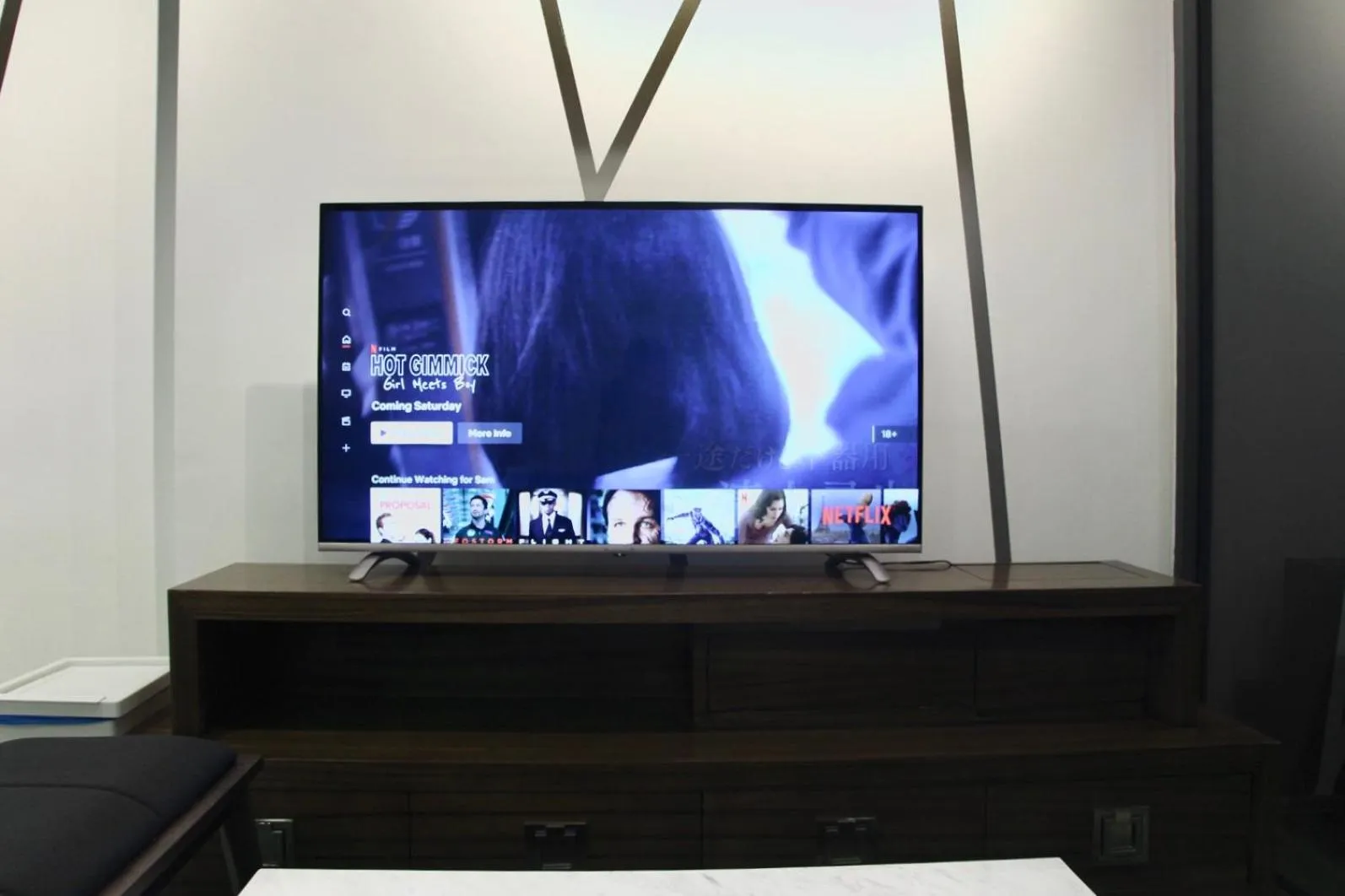 Communal lounge/ TV room in Ekocheras Suite by MOKA at CHERAS