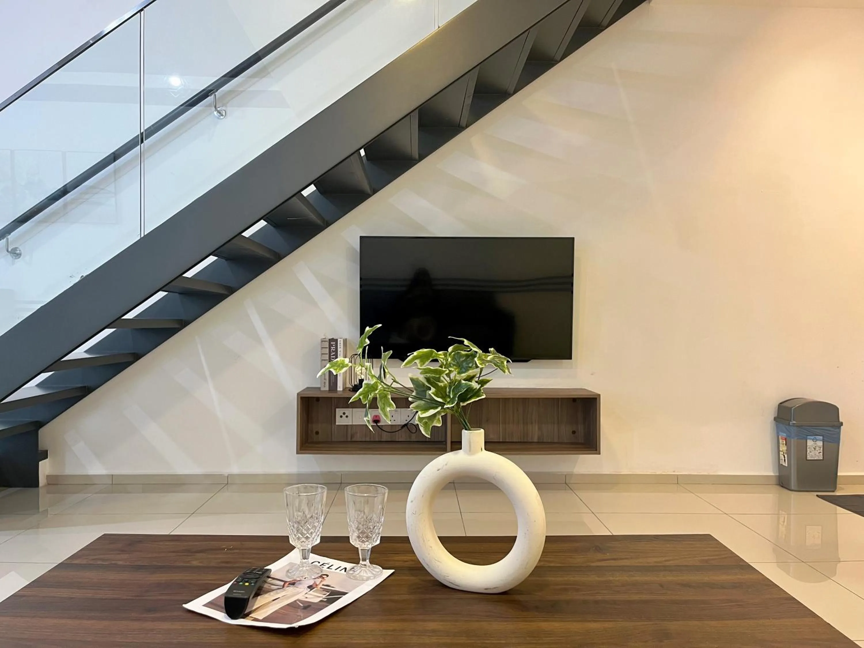 Living room in Ekocheras Suite by MOKA at CHERAS