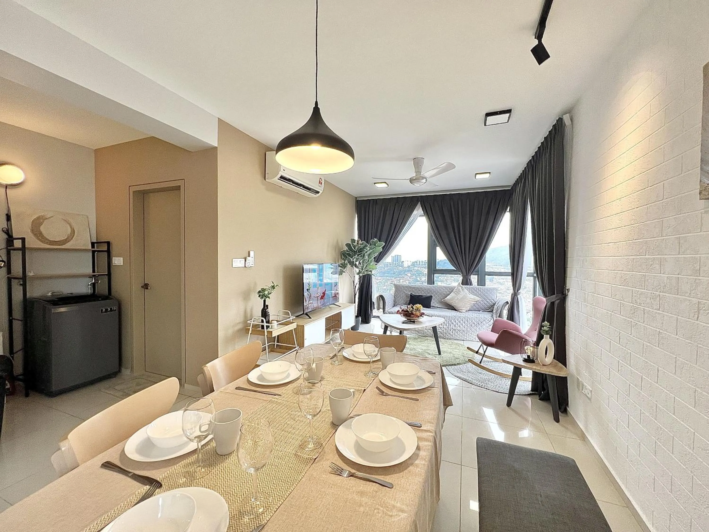 Dining area in Ekocheras Suite by MOKA at CHERAS