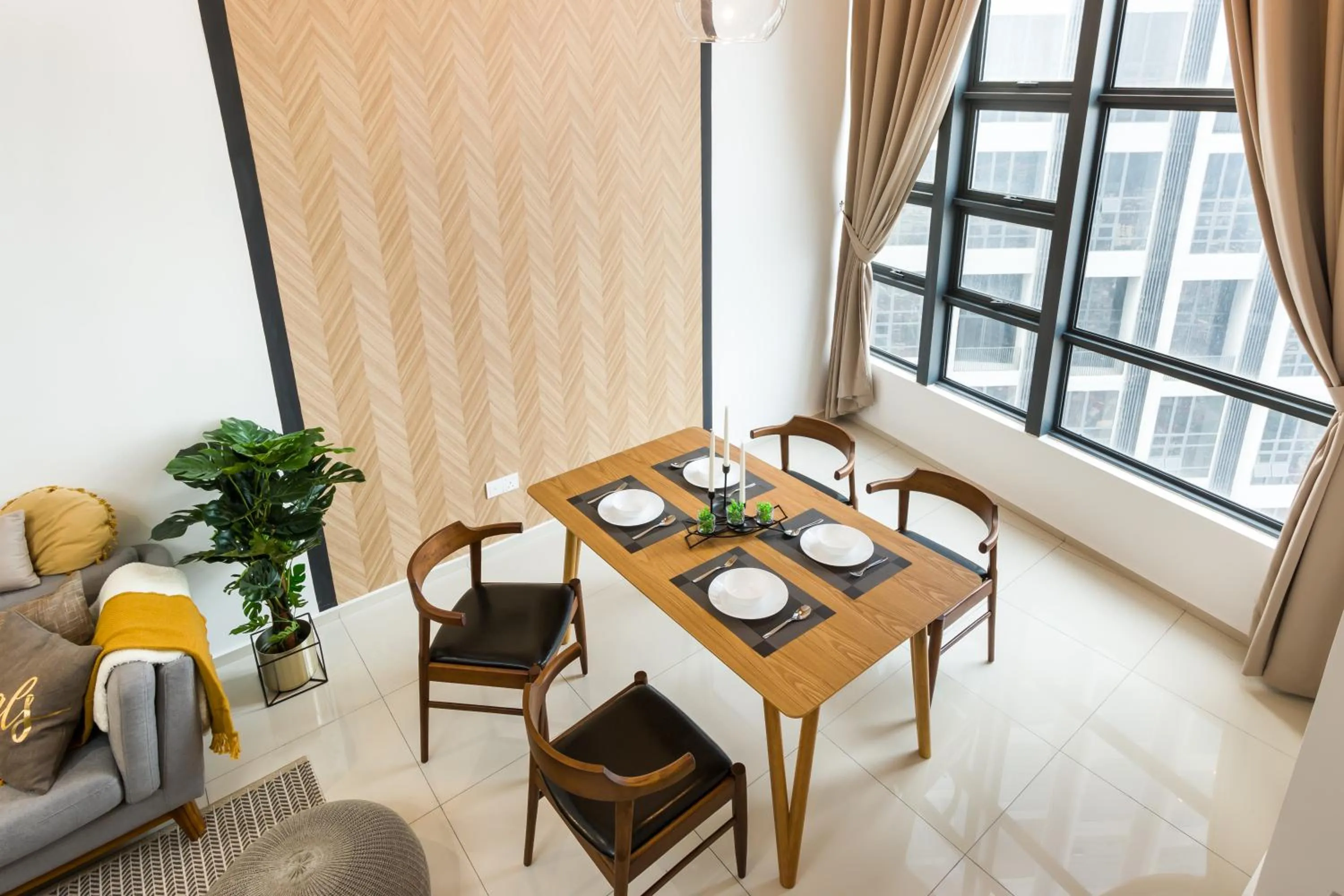 Dining area in Ekocheras Suite by MOKA at CHERAS