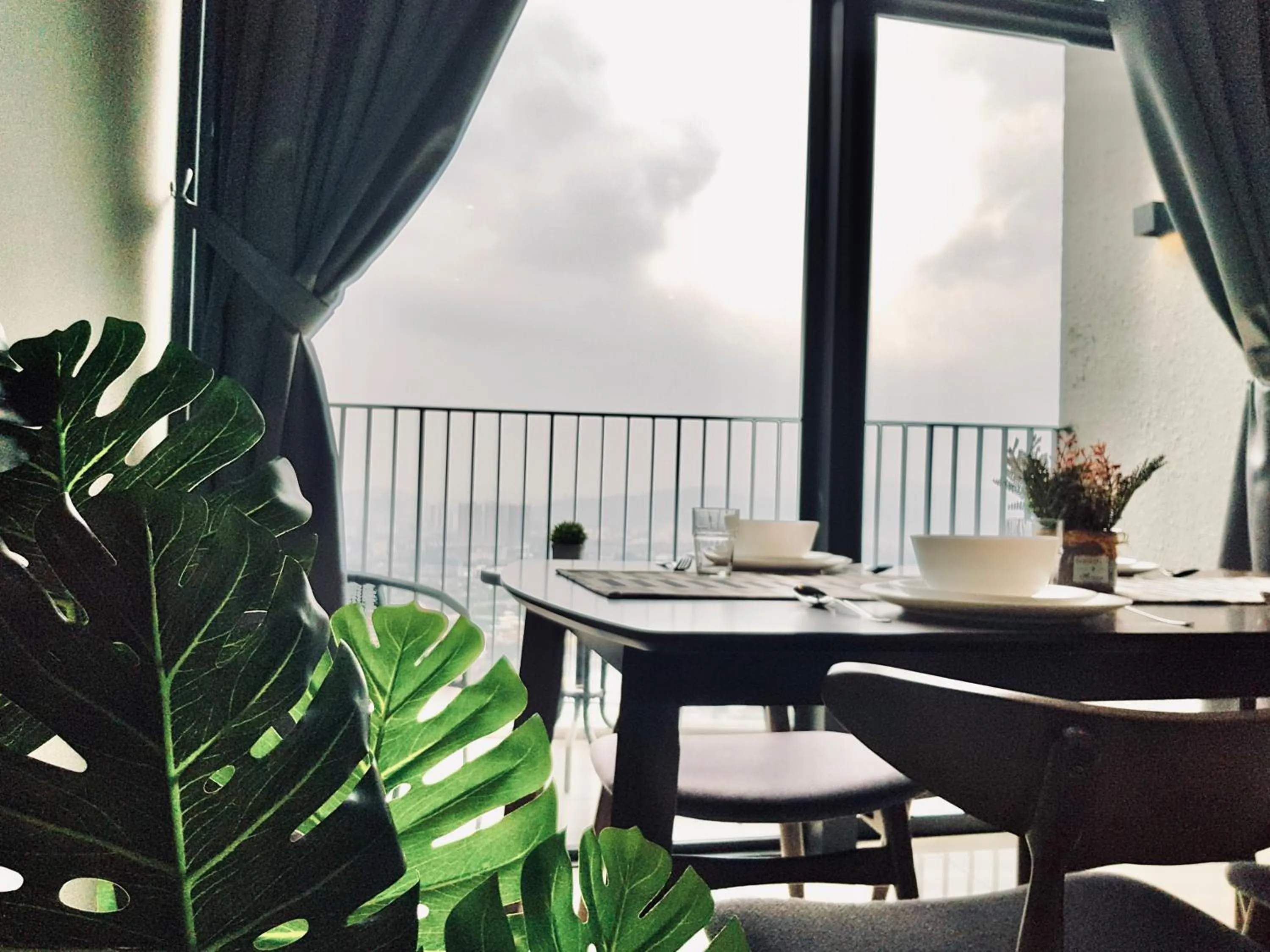 Dining area in Ekocheras Suite by MOKA at CHERAS