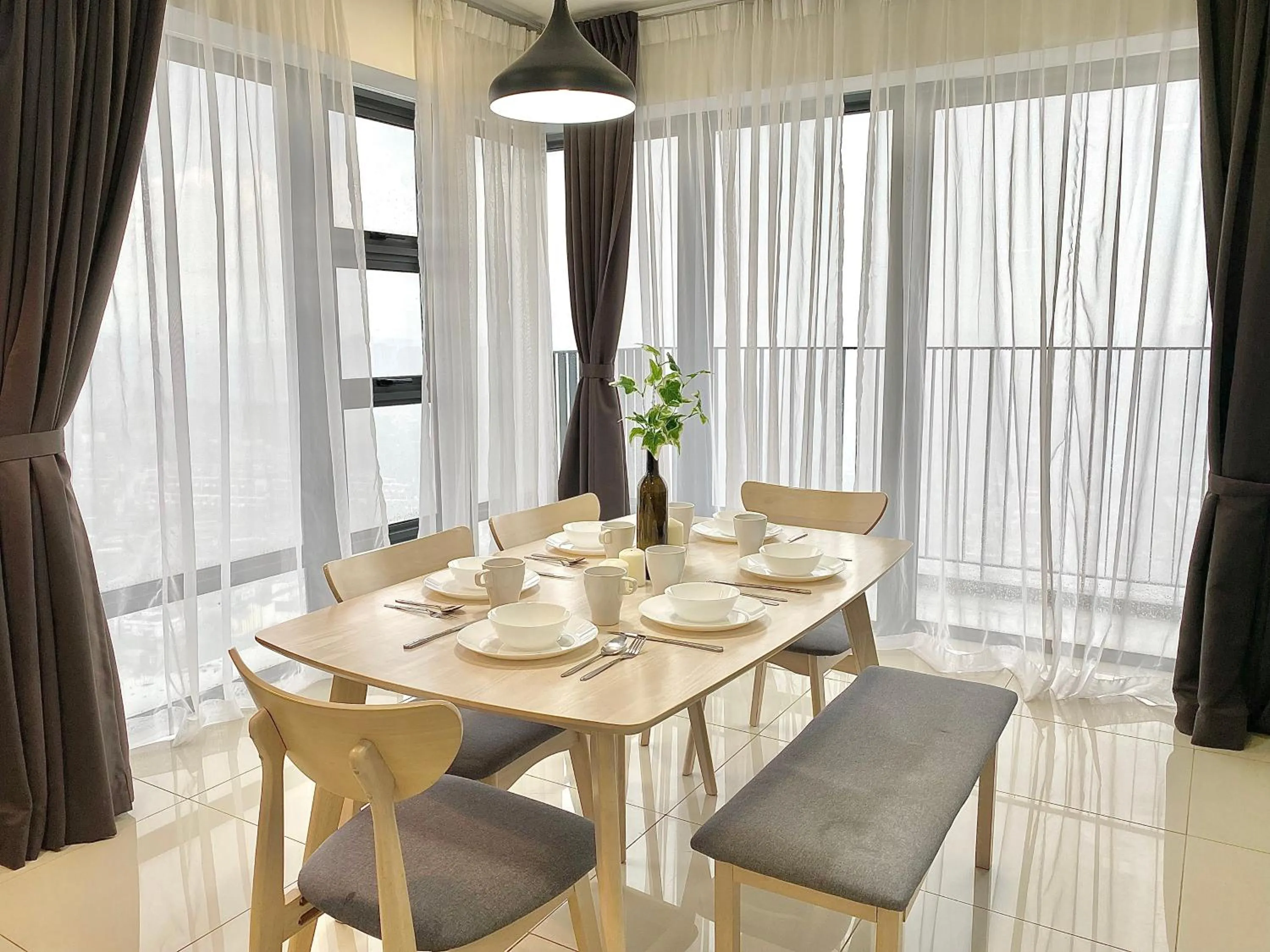 Dining area in Ekocheras Suite by MOKA at CHERAS
