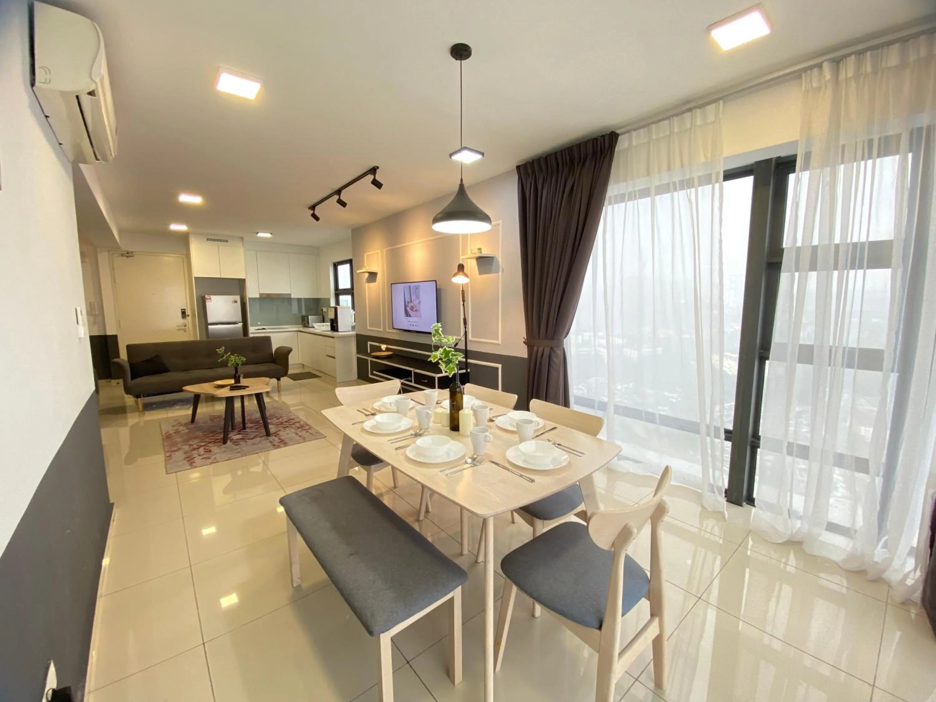 Dining area in Ekocheras Suite by MOKA at CHERAS