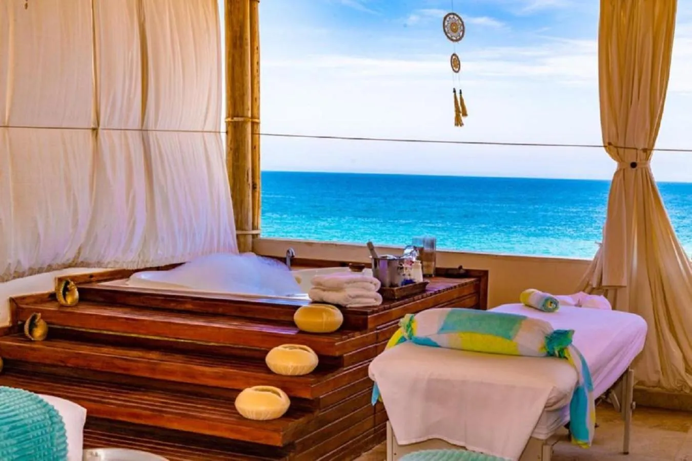 Hot Tub, Bed in DCO Suites Lounge & Spa