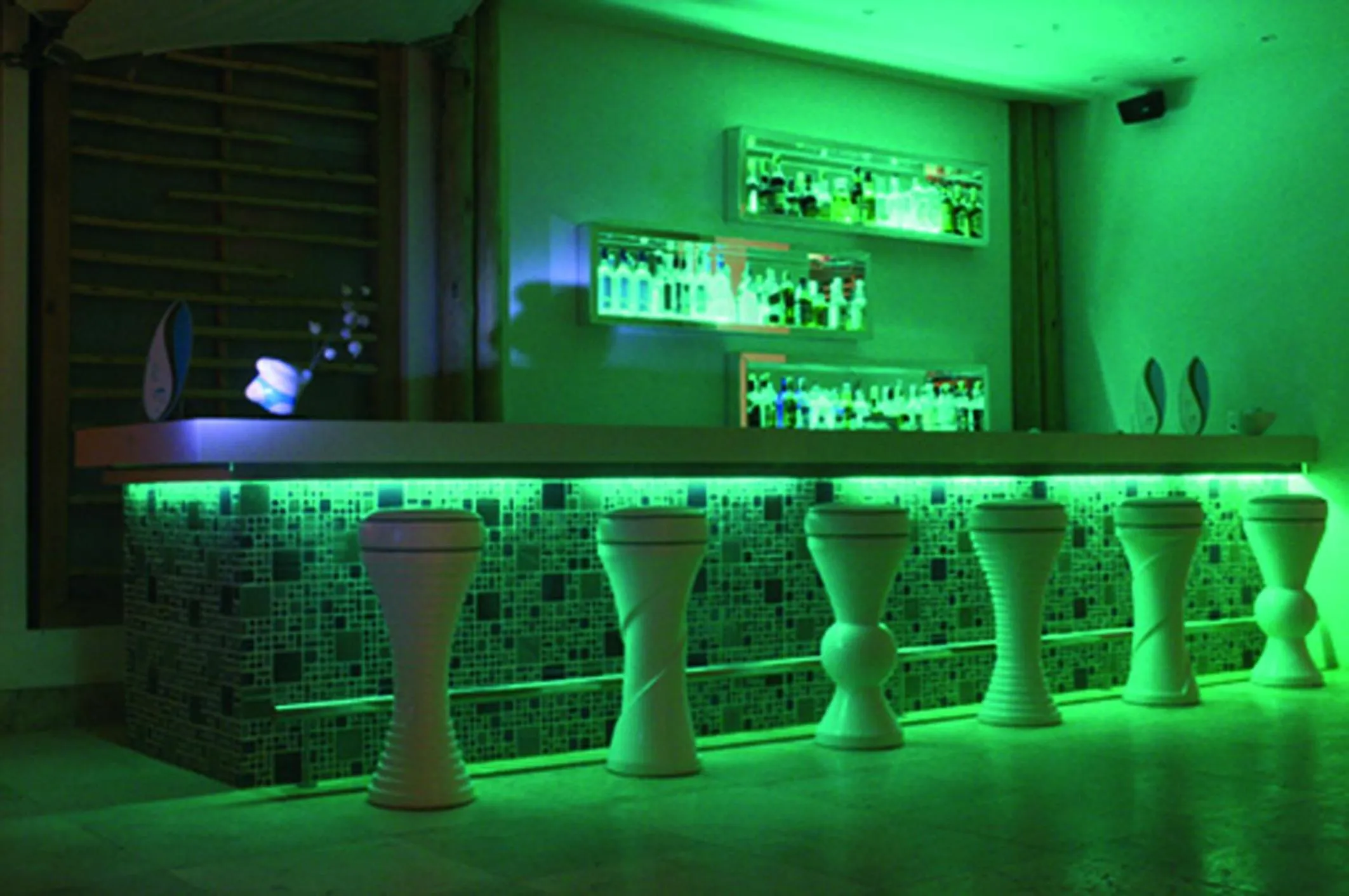 Restaurant/places to eat in DCO Suites Lounge & Spa