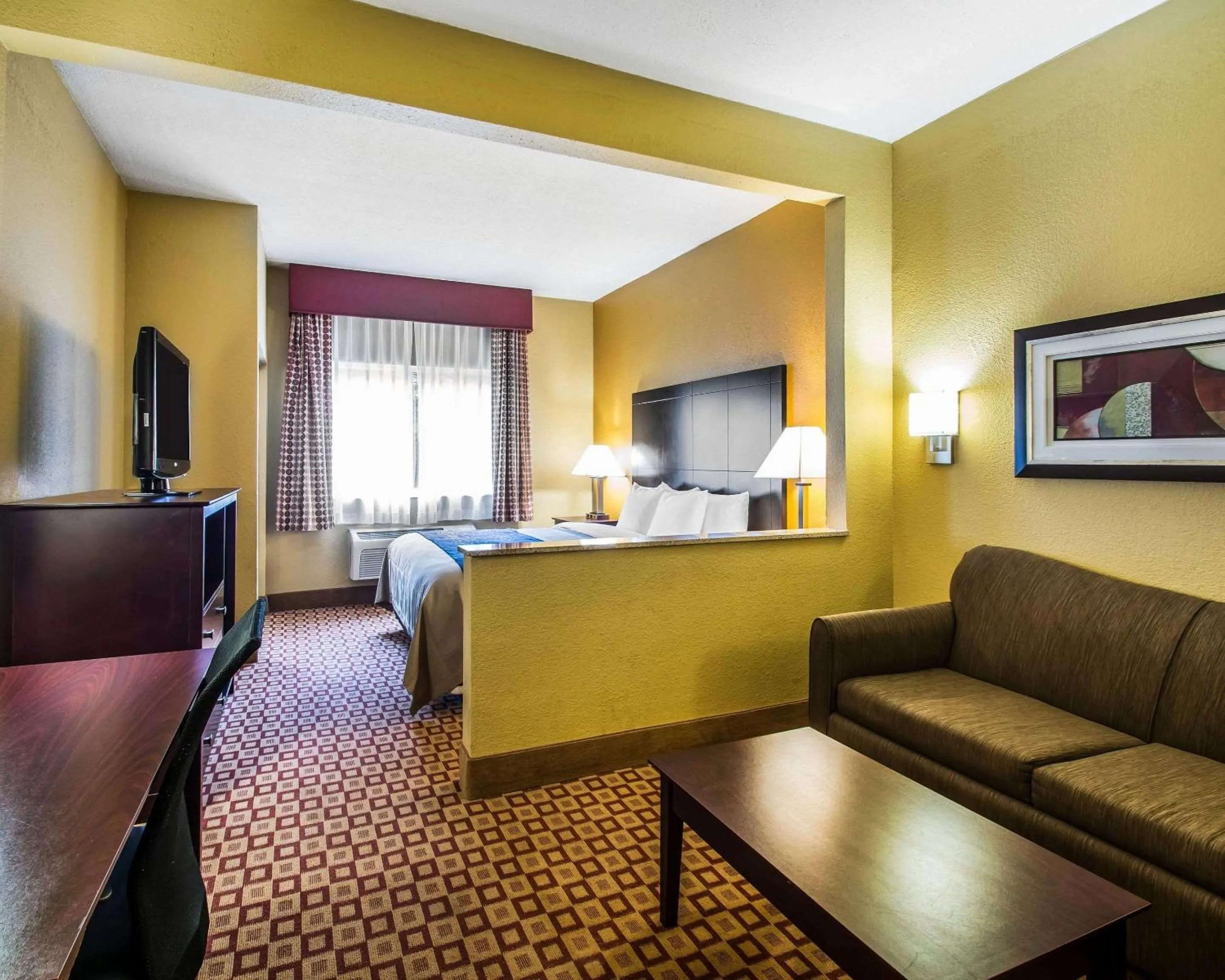 Photo of the whole room, Bed in Quality Inn Plant City - Lakeland