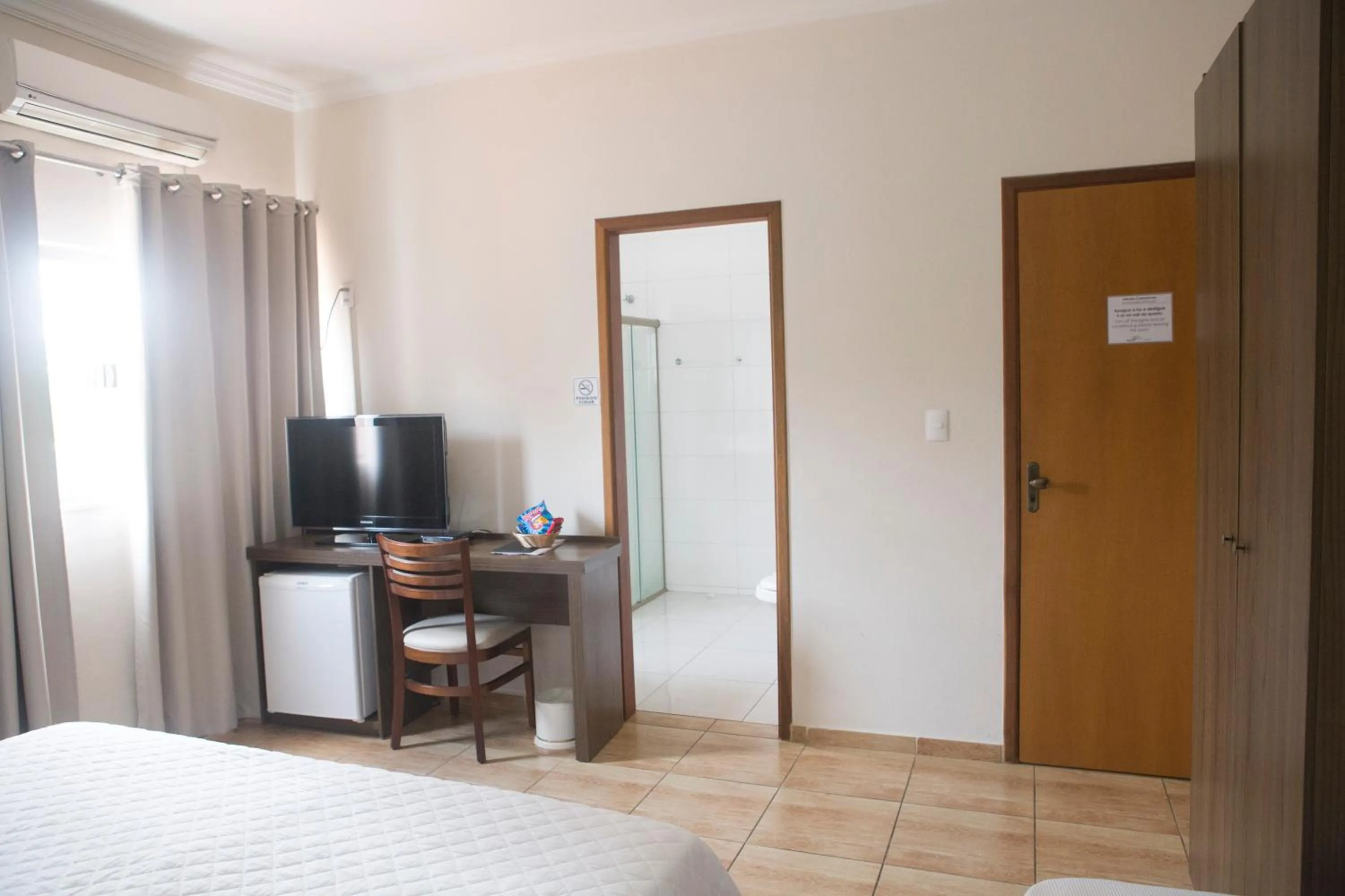 Communal lounge/ TV room, Bed in Grand Enio Hotel e Cantina