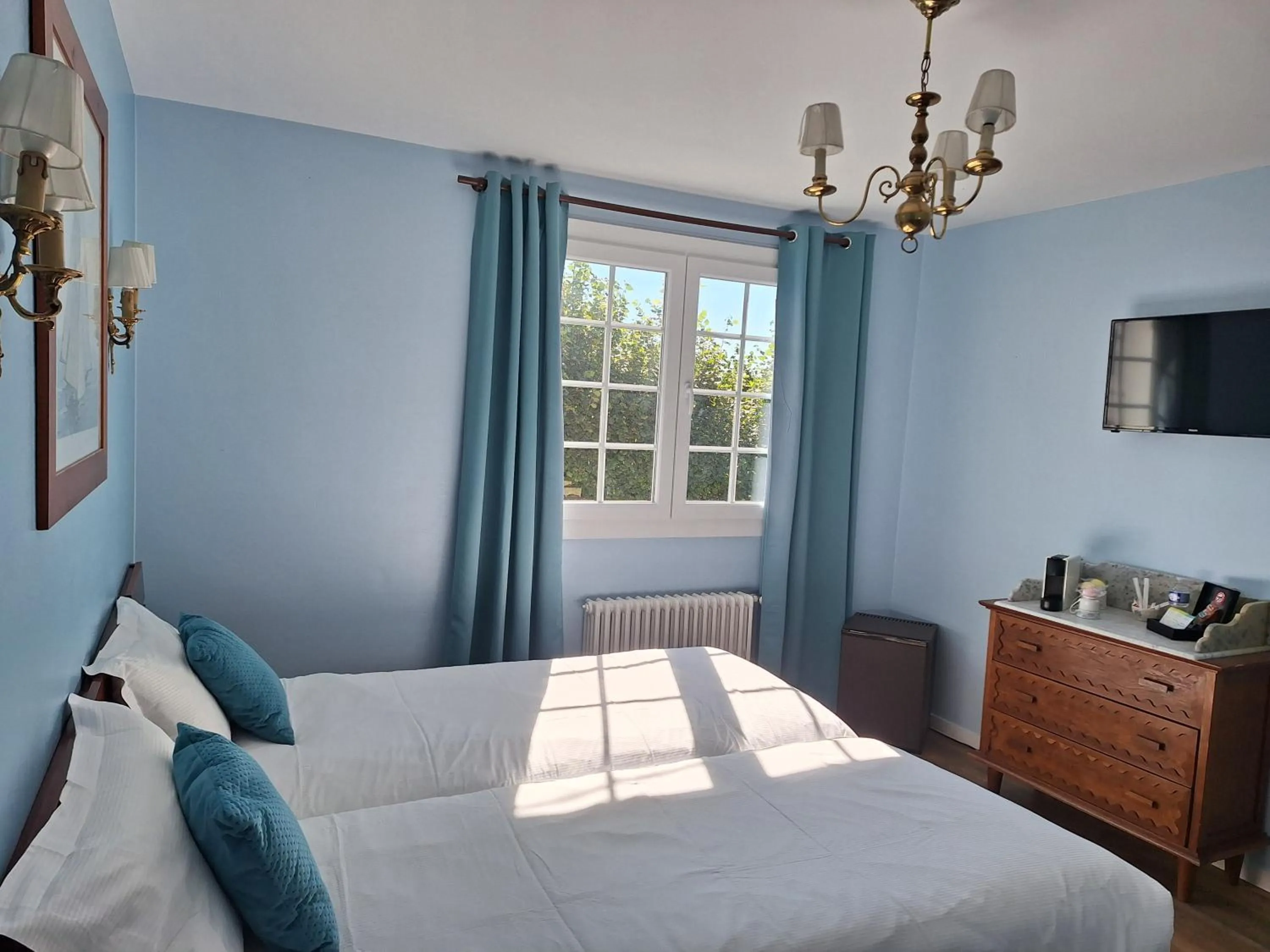 Photo of the whole room, Bed in Hotel de Charme La Bonne Adresse - Logis hotels
