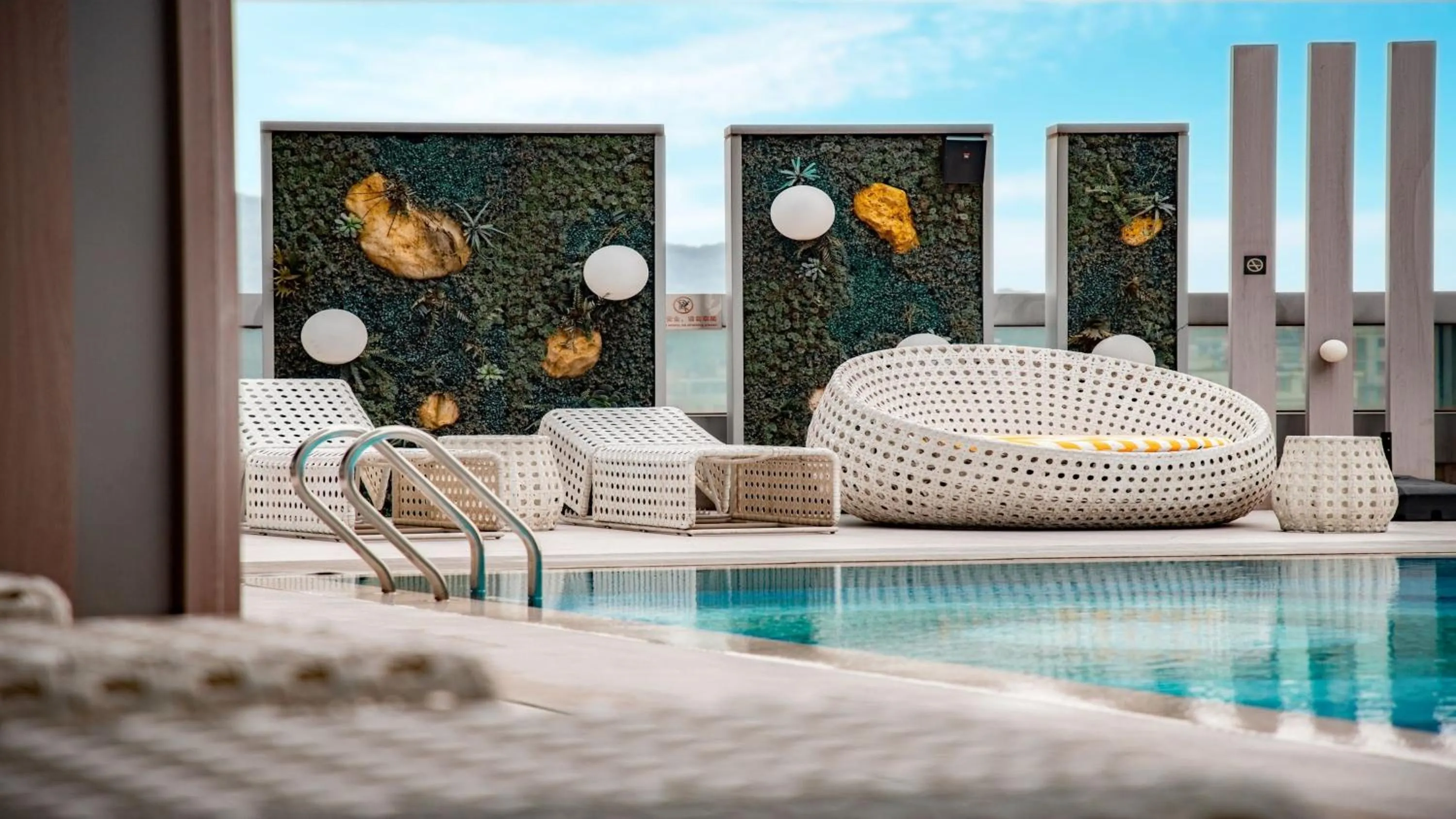 Swimming pool in Holiday Inn Guangzhou South Lake-an lHG Hotel