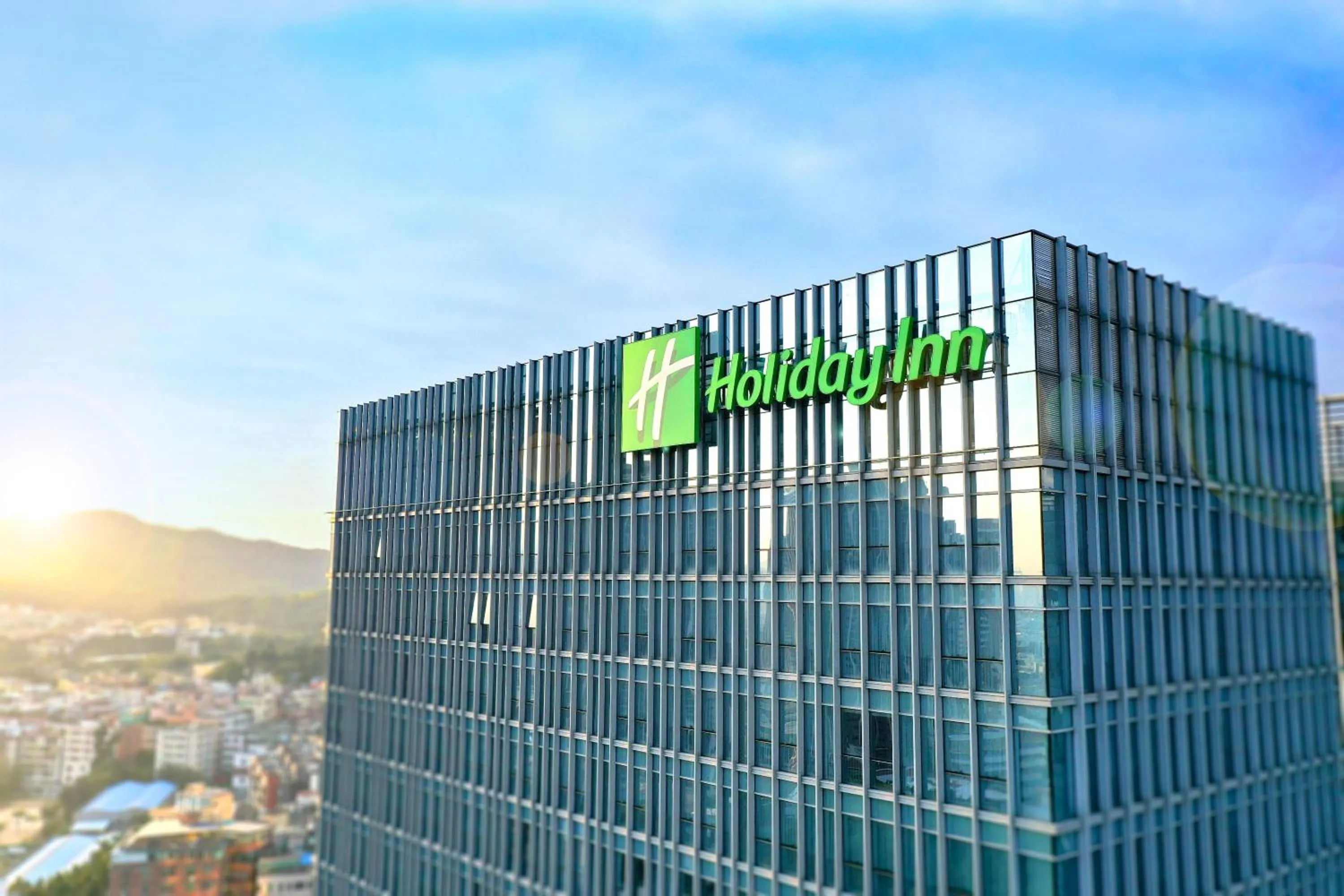 Property building in Holiday Inn Guangzhou South Lake-an lHG Hotel