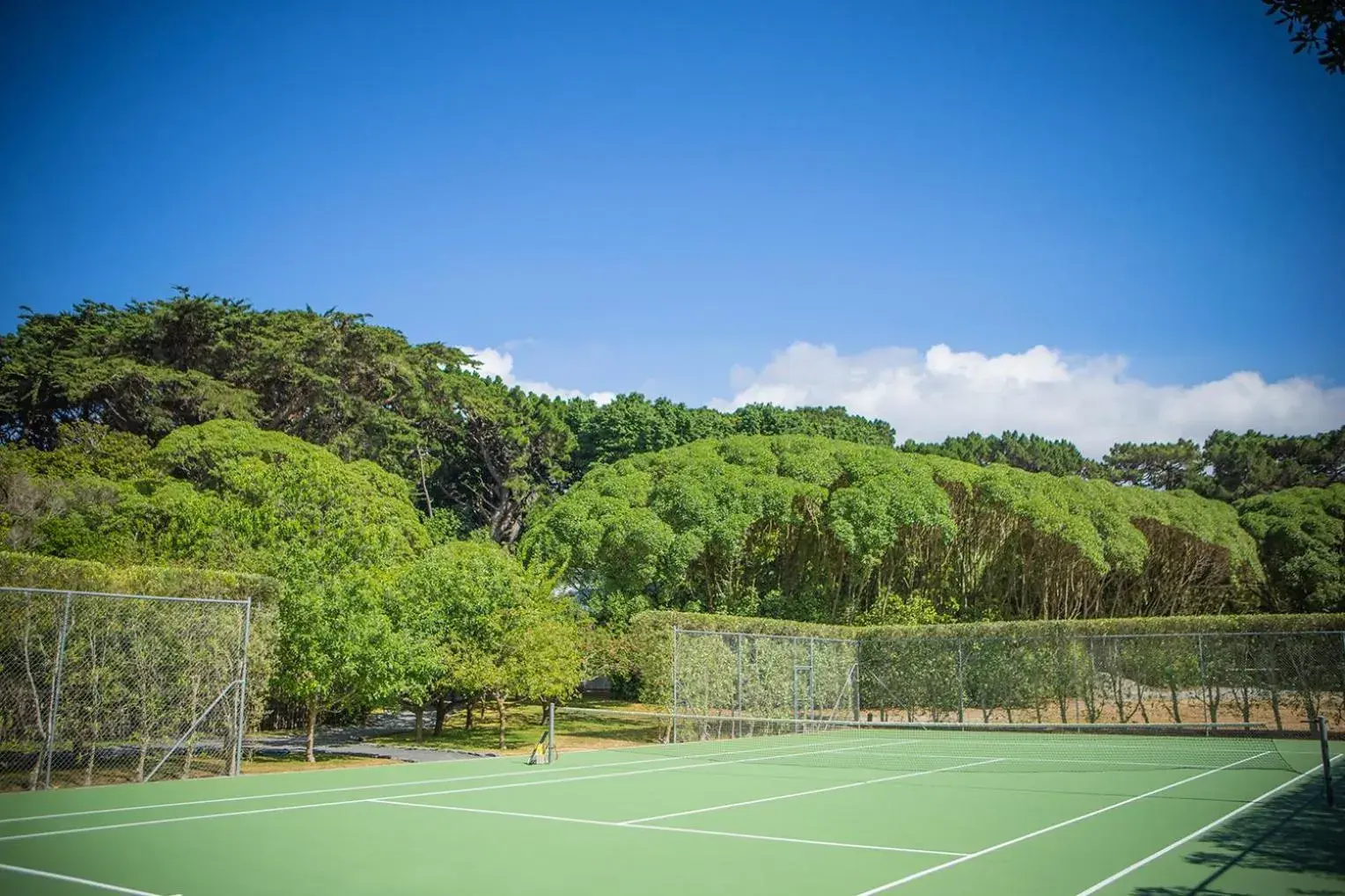 Tennis court in Wharekauhau Country Estate