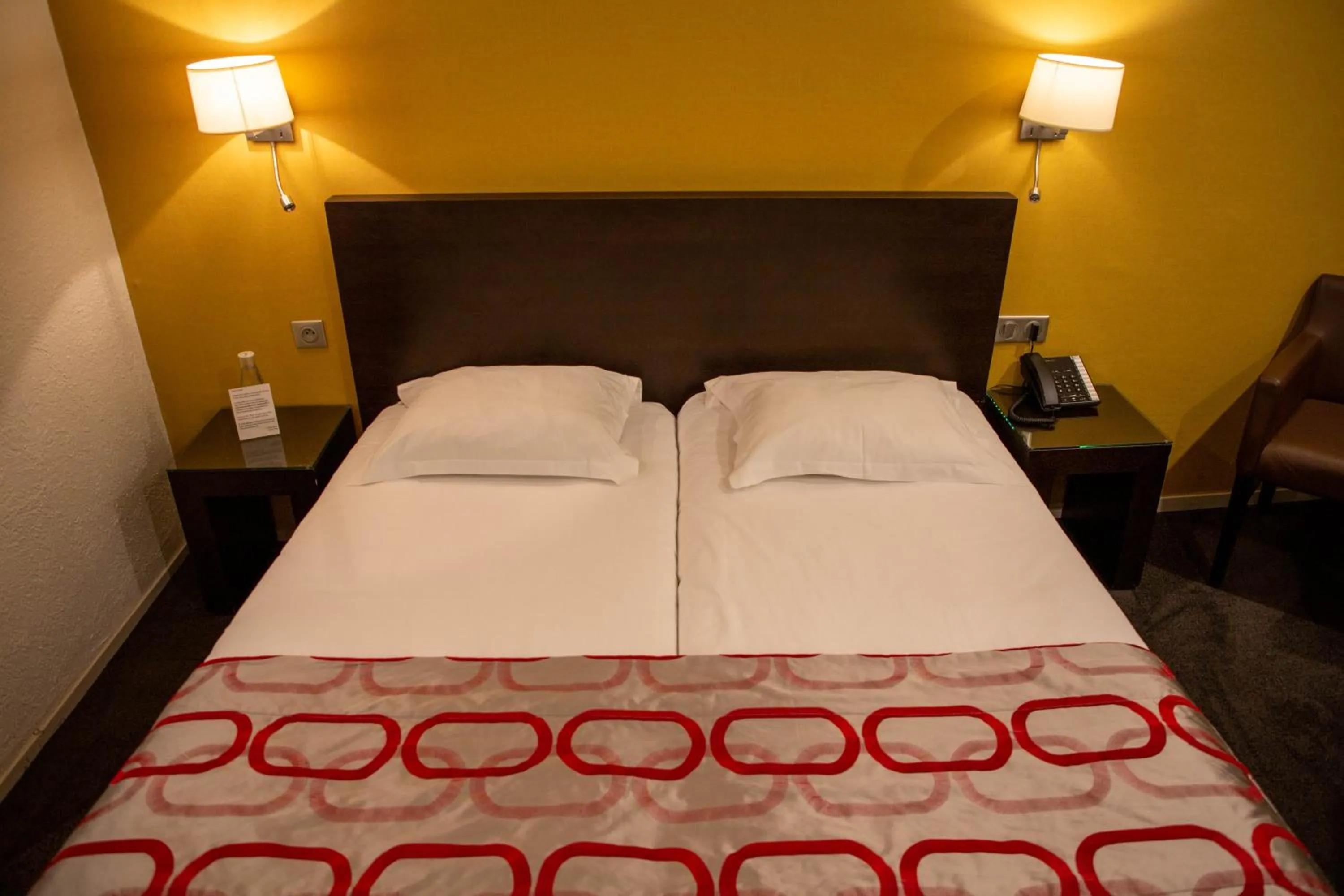 Bedroom, Bed in Grand Hôtel d'Orléans