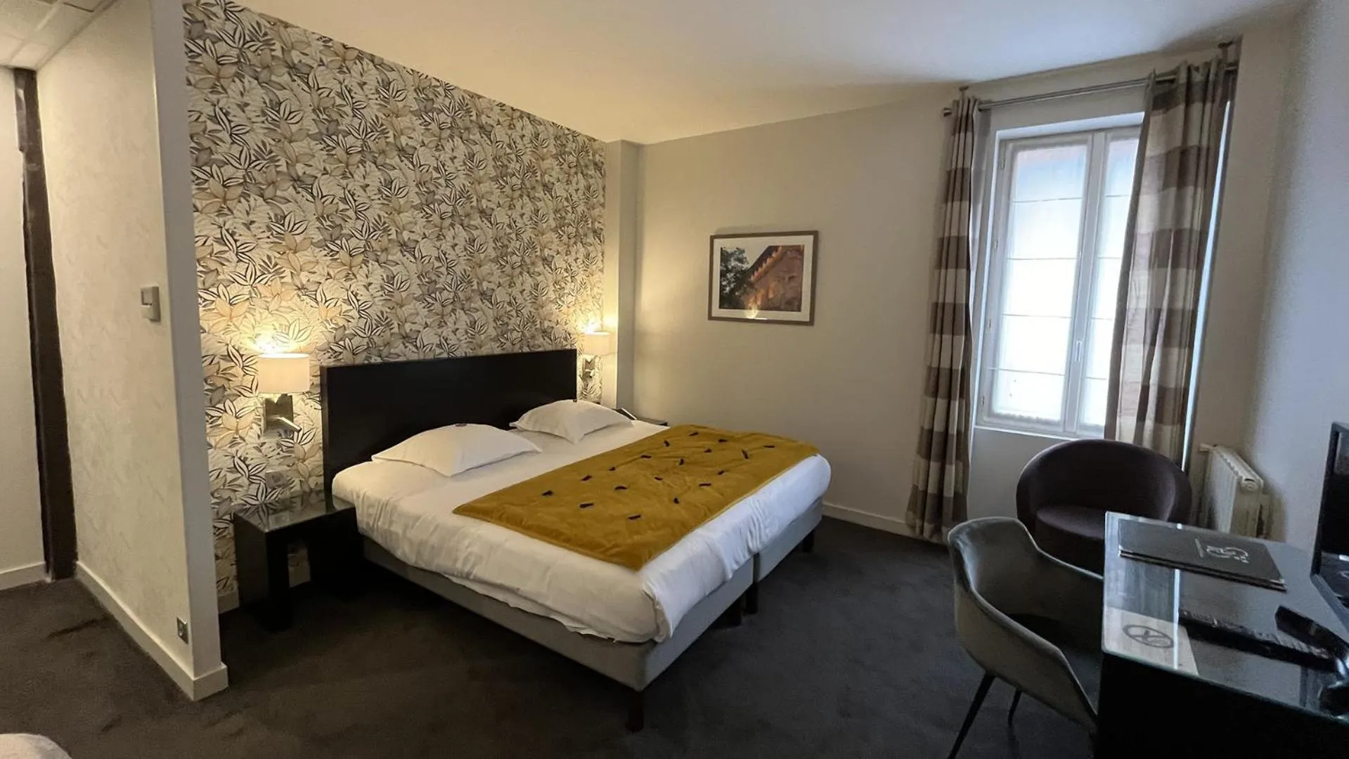 Bedroom, Bed in Grand Hôtel d'Orléans