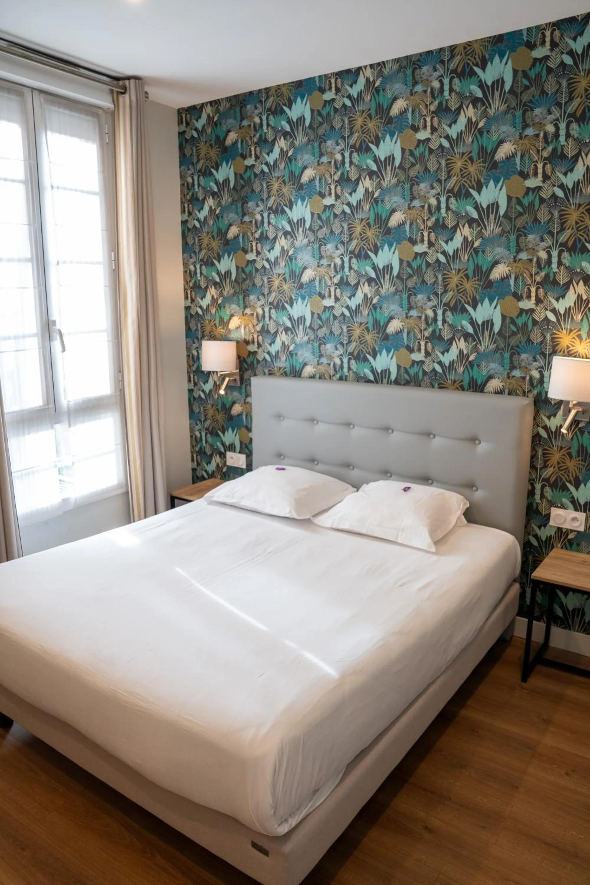 Bedroom, Bed in Grand Hôtel d'Orléans