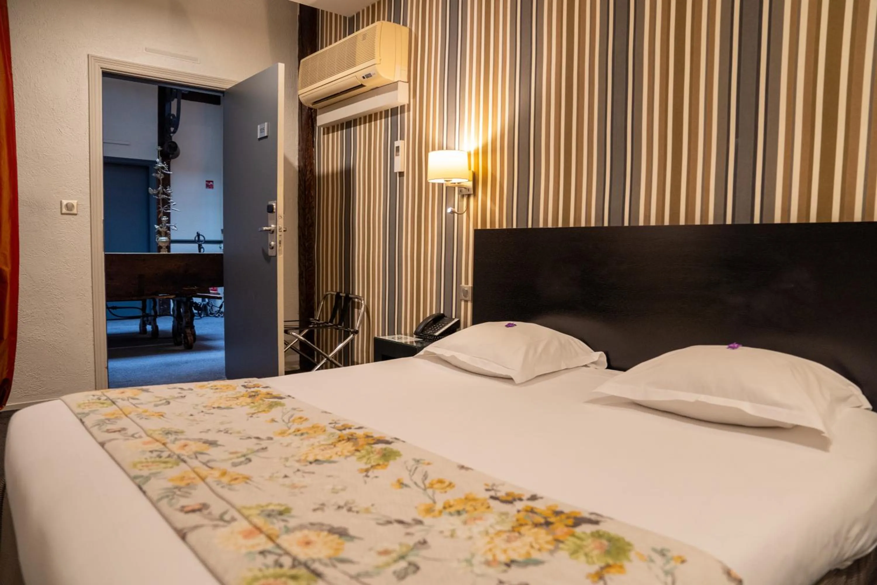 Bedroom, Bed in Grand Hôtel d'Orléans