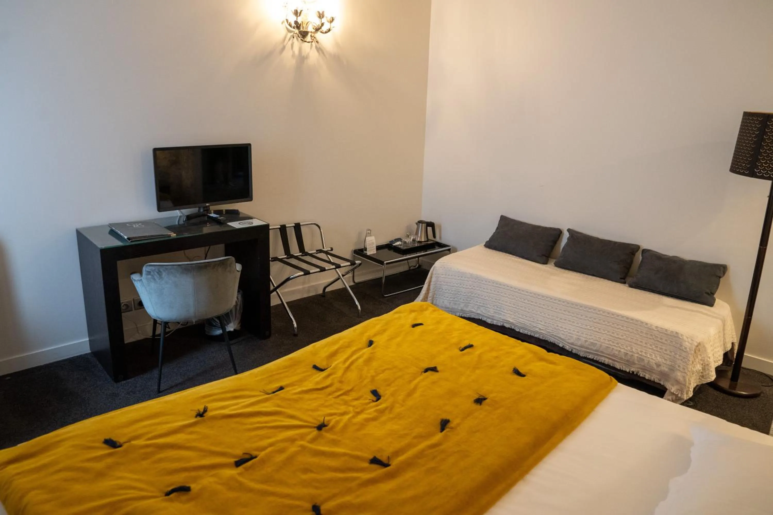 Bedroom, Bed in Grand Hôtel d'Orléans