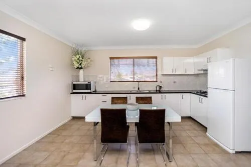 Kitchen or kitchenette in Best Western Kimba Lodge