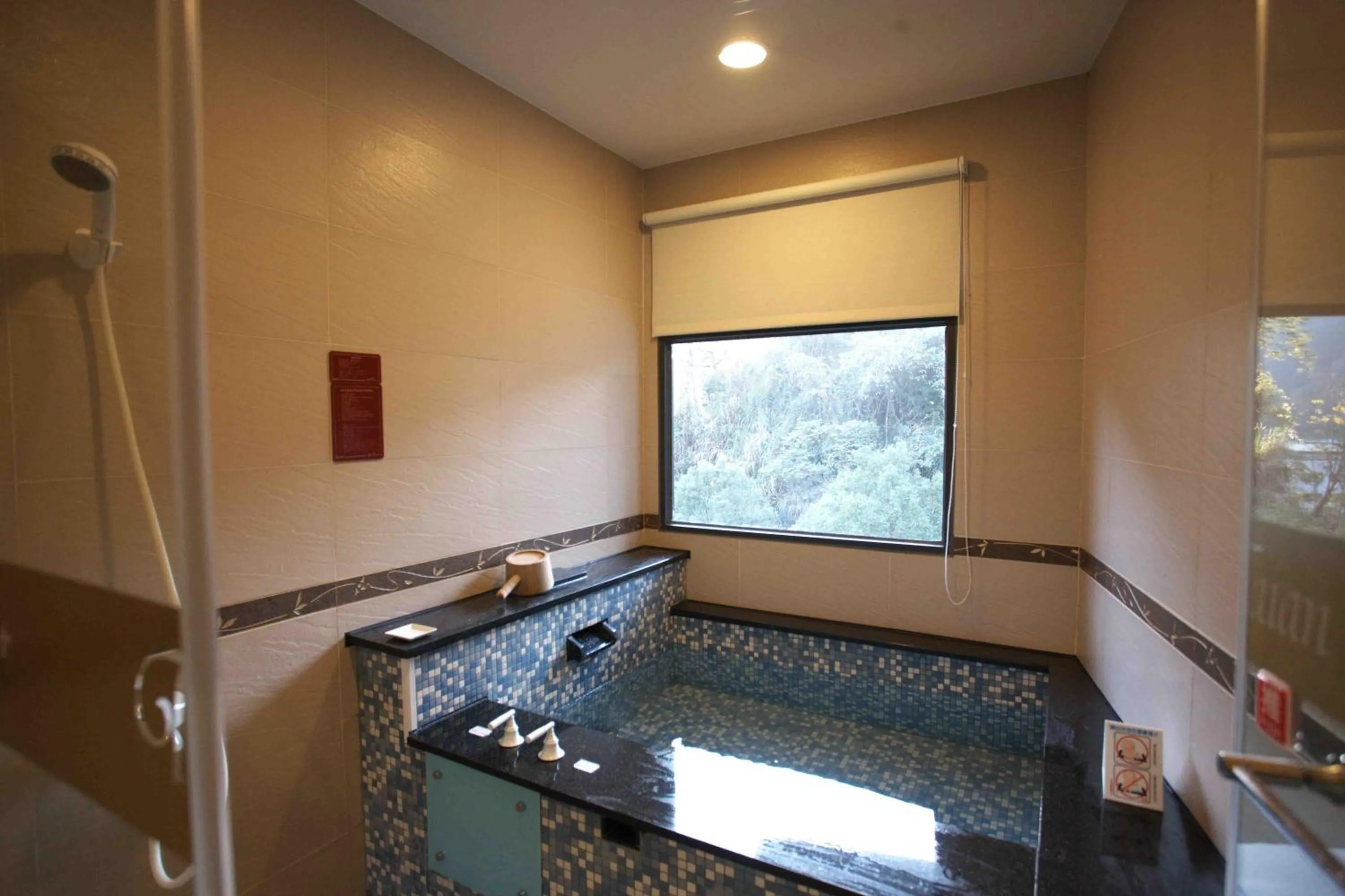 Hot Spring Bath in Tangyue Resort