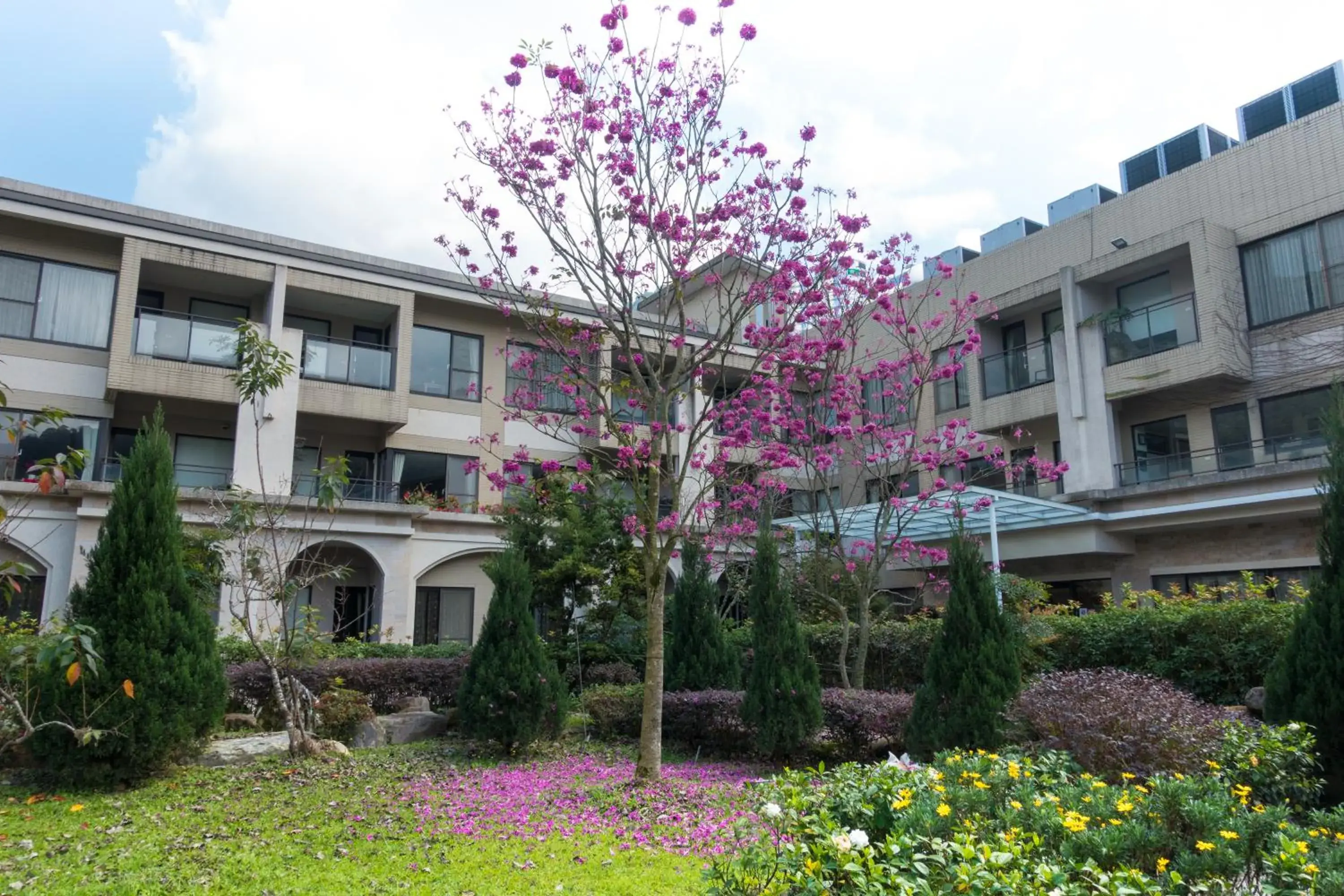 Property building in Tai-Yi Red Maple Resort Property building in Tai-Yi Red Maple Resort