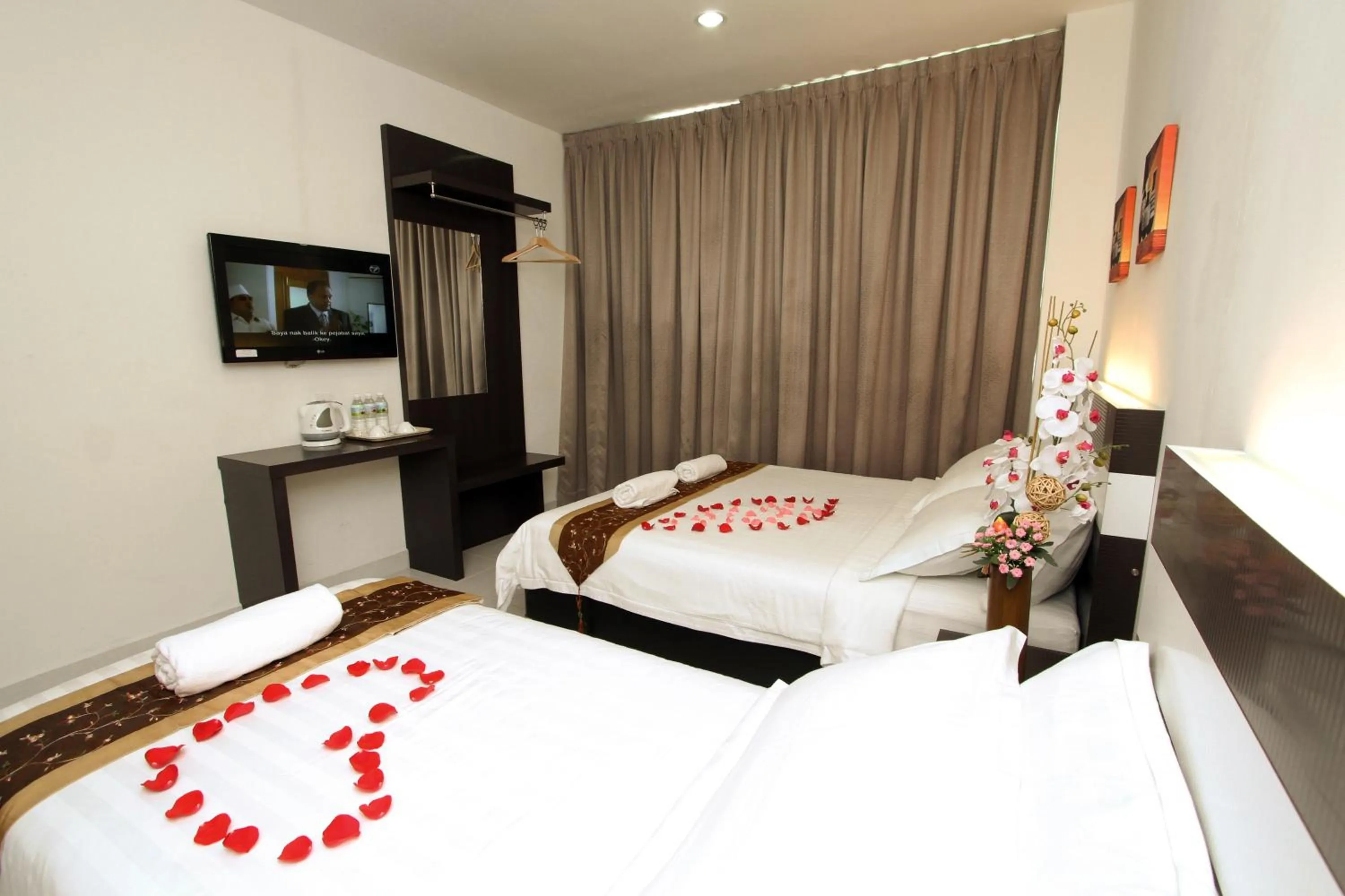 Photo of the whole room, Bed in New Century Hotel Melaka