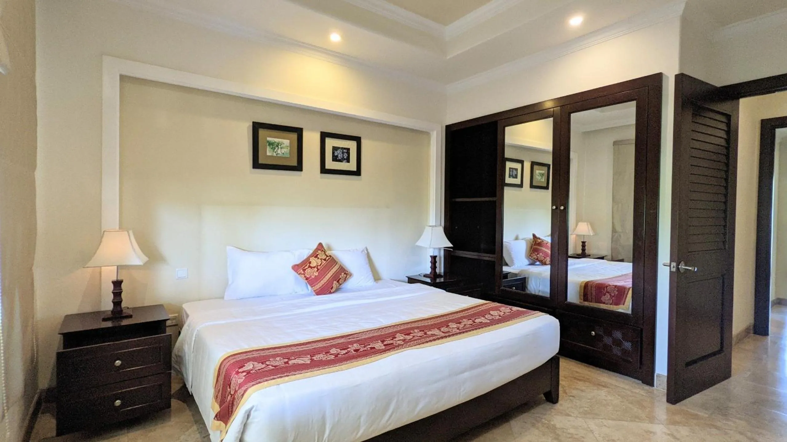 Bed in Olalani Resort & Condotel