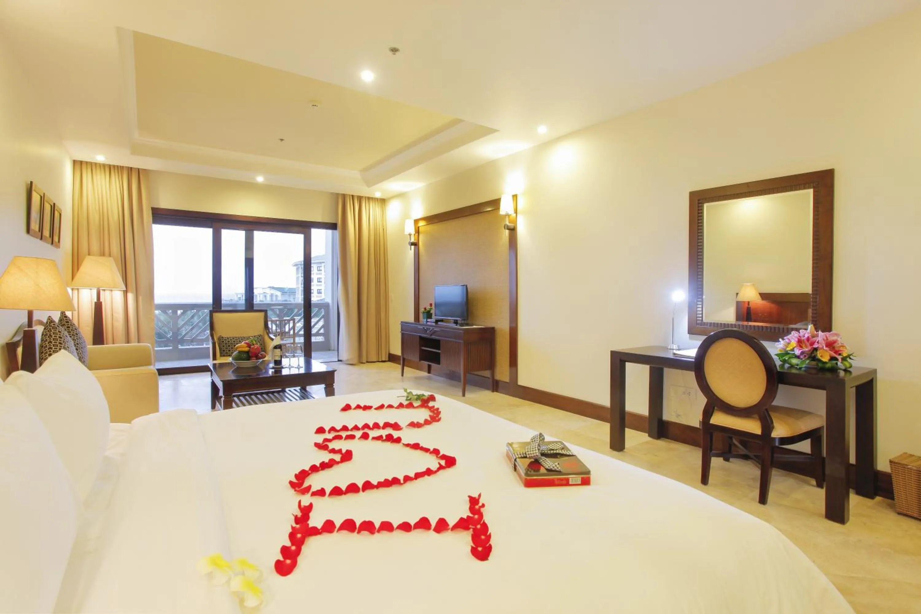 TV and multimedia, Bed in Olalani Resort & Condotel