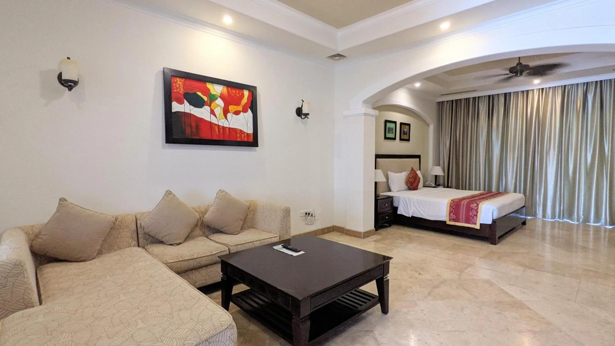 Living room, Bed in Olalani Resort & Condotel