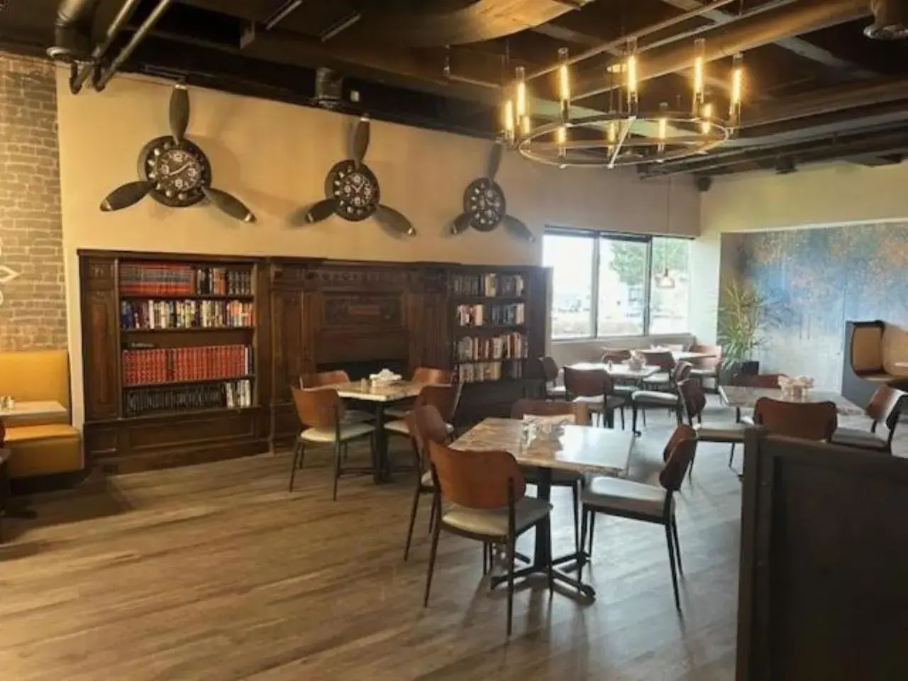 Restaurant/places to eat in Wyndham Indianapolis Airport Restaurant/places to eat in Wyndham Indianapolis Airport