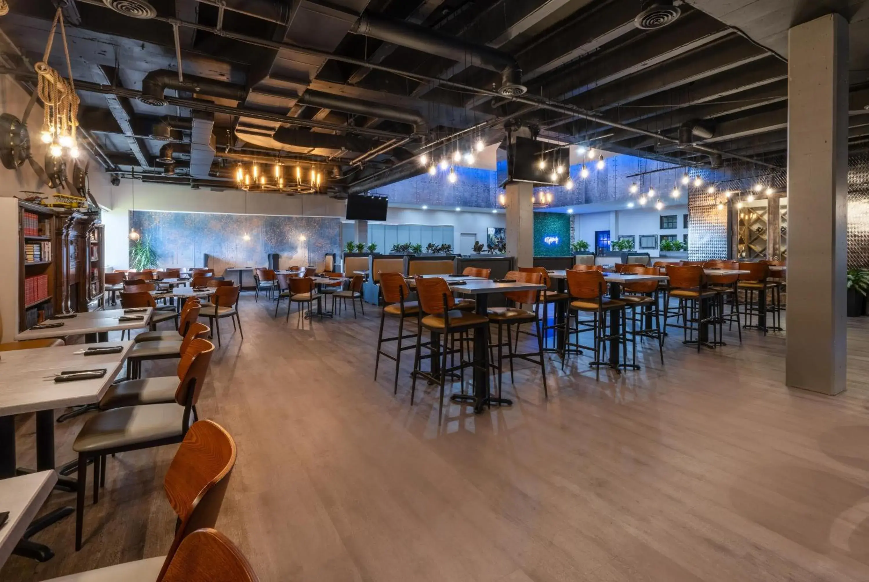 Restaurant/places to eat in Wyndham Indianapolis Airport Restaurant/places to eat in Wyndham Indianapolis Airport