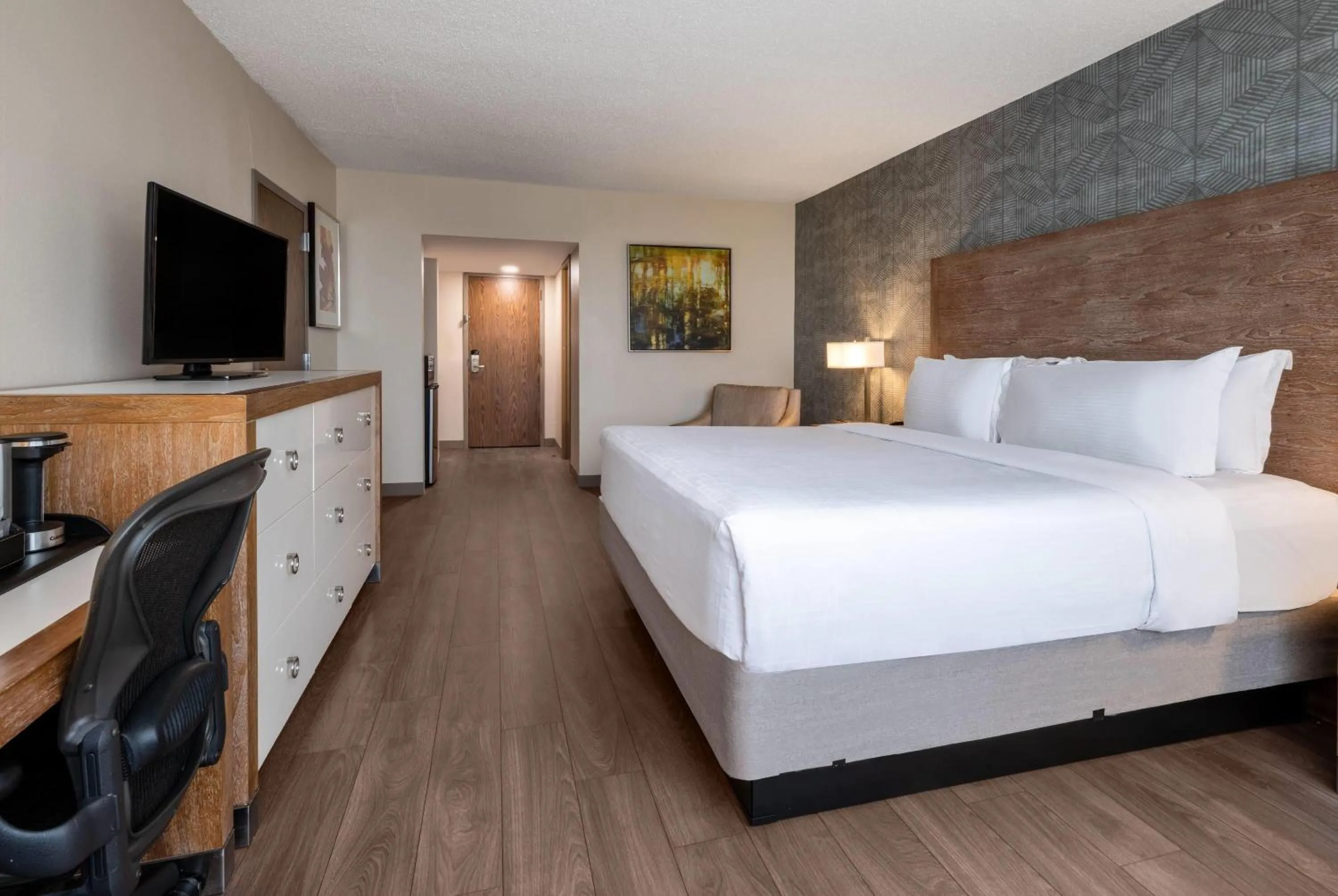 Photo of the whole room, Bed in Wyndham Indianapolis Airport