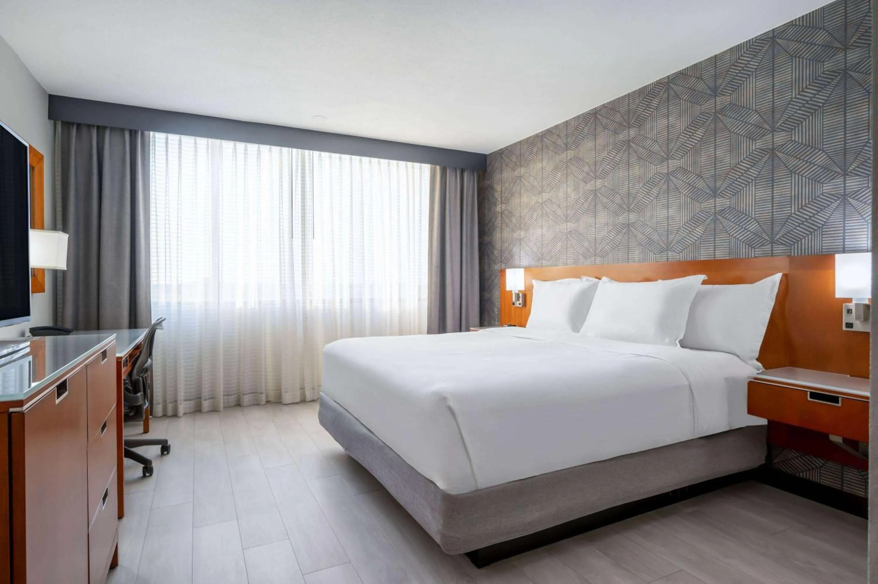 Photo of the whole room, Bed in Wyndham Indianapolis Airport